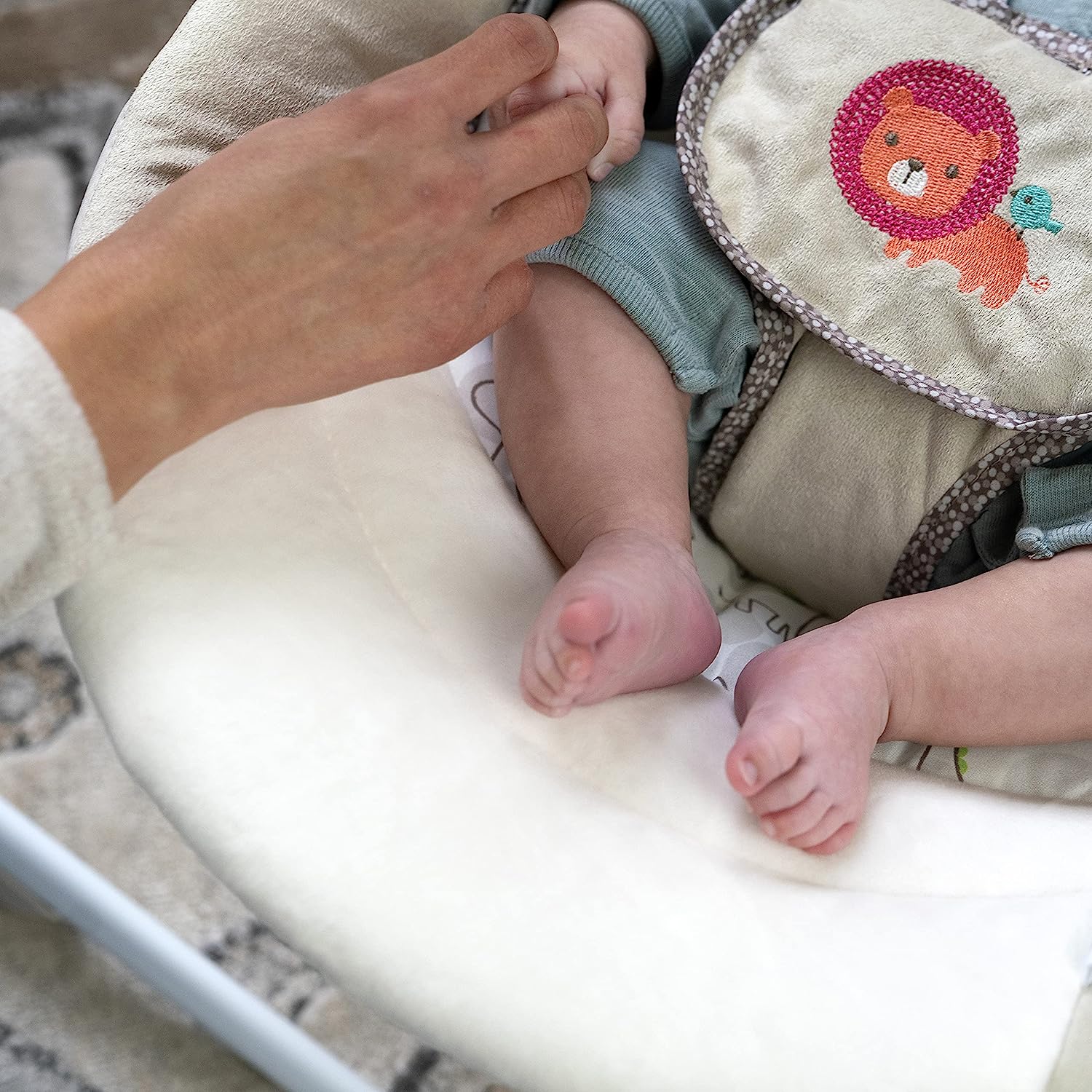 Ingenuity Soothe 'n Delight, kompakte, tragbare 6-Gang-Plüsch-Babyschaukel mit Musik, einfach zusammenklappbar, 0–9 Monate, 28–9 kg (Cozy Kingdom)