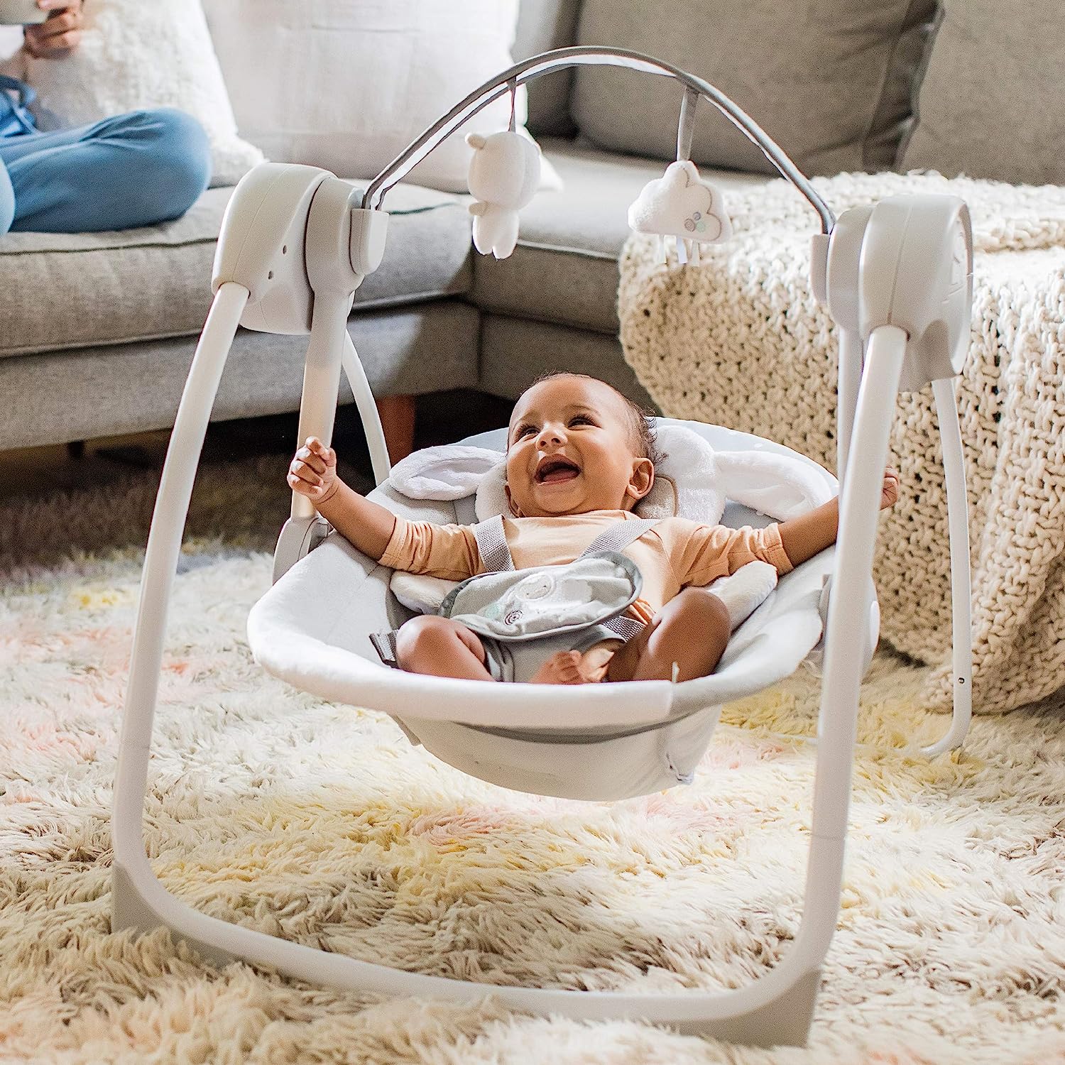 Ingenuity Soothe 'n Delight, kompakte, tragbare 6-Gang-Plüsch-Babyschaukel mit Musik, einfach zusammenklappbar, 0–9 Monate, 28–9 kg (Cozy Kingdom)
