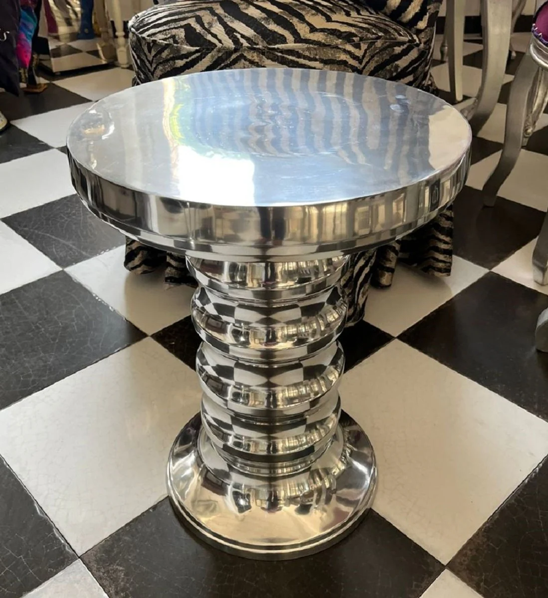 Luxury side table silver Ø 38 x H. 48 cm - Round aluminum table - Living room furniture - Luxury furniture - Designer furniture - Luxury furnishings - Designer furnishings