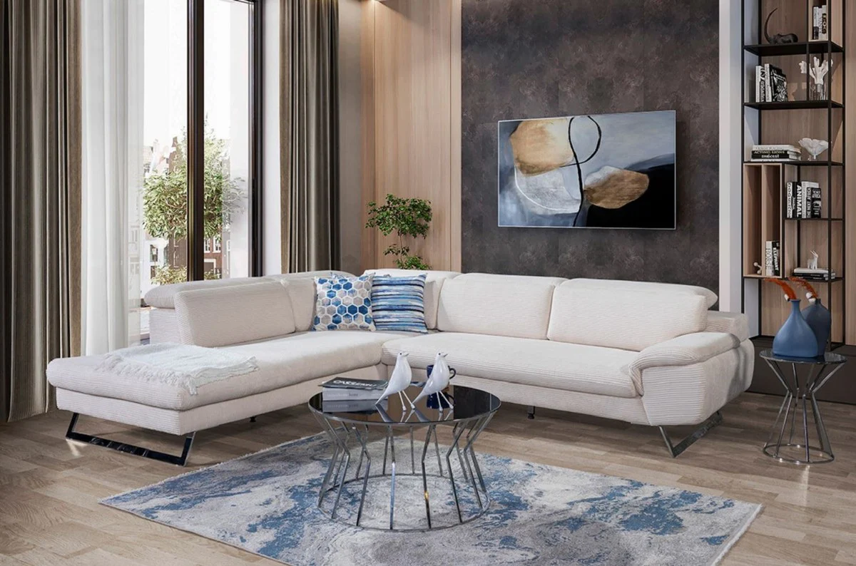 On request, this showcase is also available in white or cream.