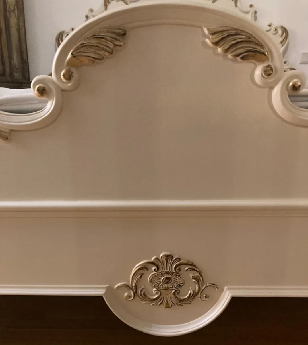 Baroque double bed with cream / gold mattress - Magnificent solid wood bed - Bedroom furniture in the baroque style - Baroque furniture - Baroque furnishings - Noble & magnificent