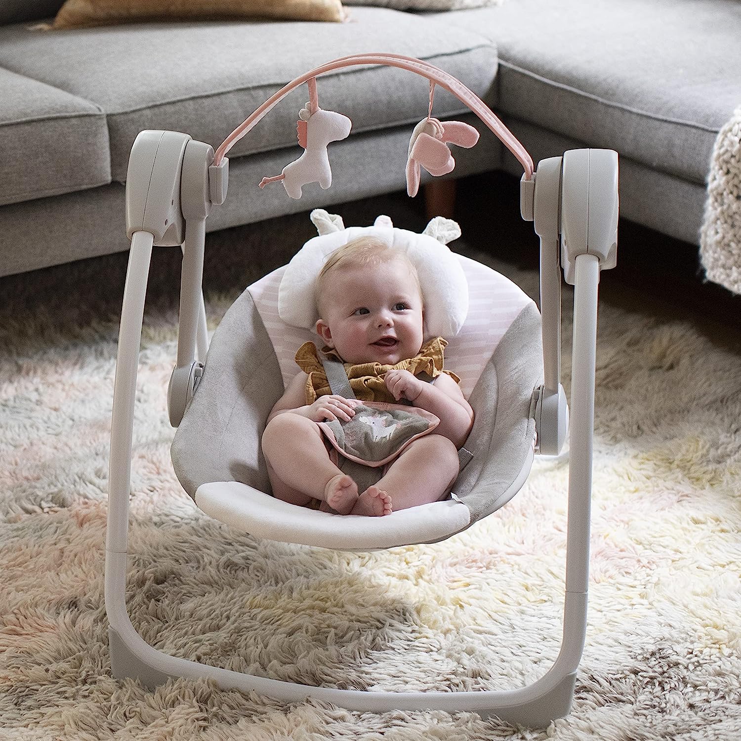Ingenuity Soothe 'n Delight, kompakte, tragbare 6-Gang-Plüsch-Babyschaukel mit Musik, einfach zusammenklappbar, 0–9 Monate, 28–9 kg (Cozy Kingdom)
