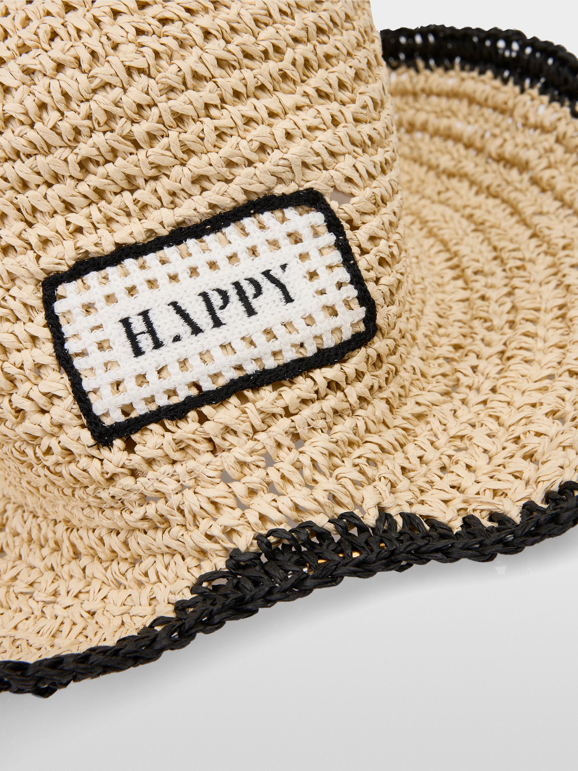 Marc-Cain-Hut mit „Happy“-Statement