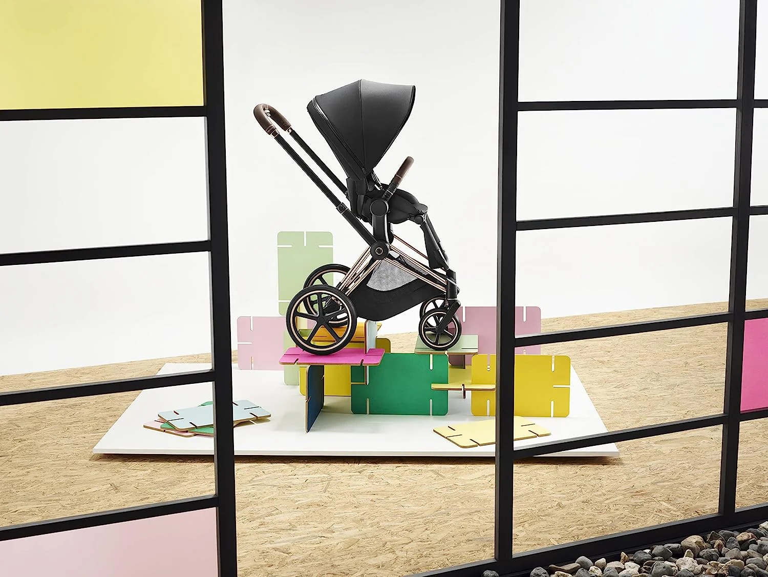 Kompletter Kinderwagen, kompakt zusammenklappbar mit einer Hand, leichter, umkehrbarer Sitz, leichtgängige Allradfederung, zusätzlicher Stauraum, verstellbare Beinstütze, echtes Rot mit Rahmen in Chrom/Schwarz