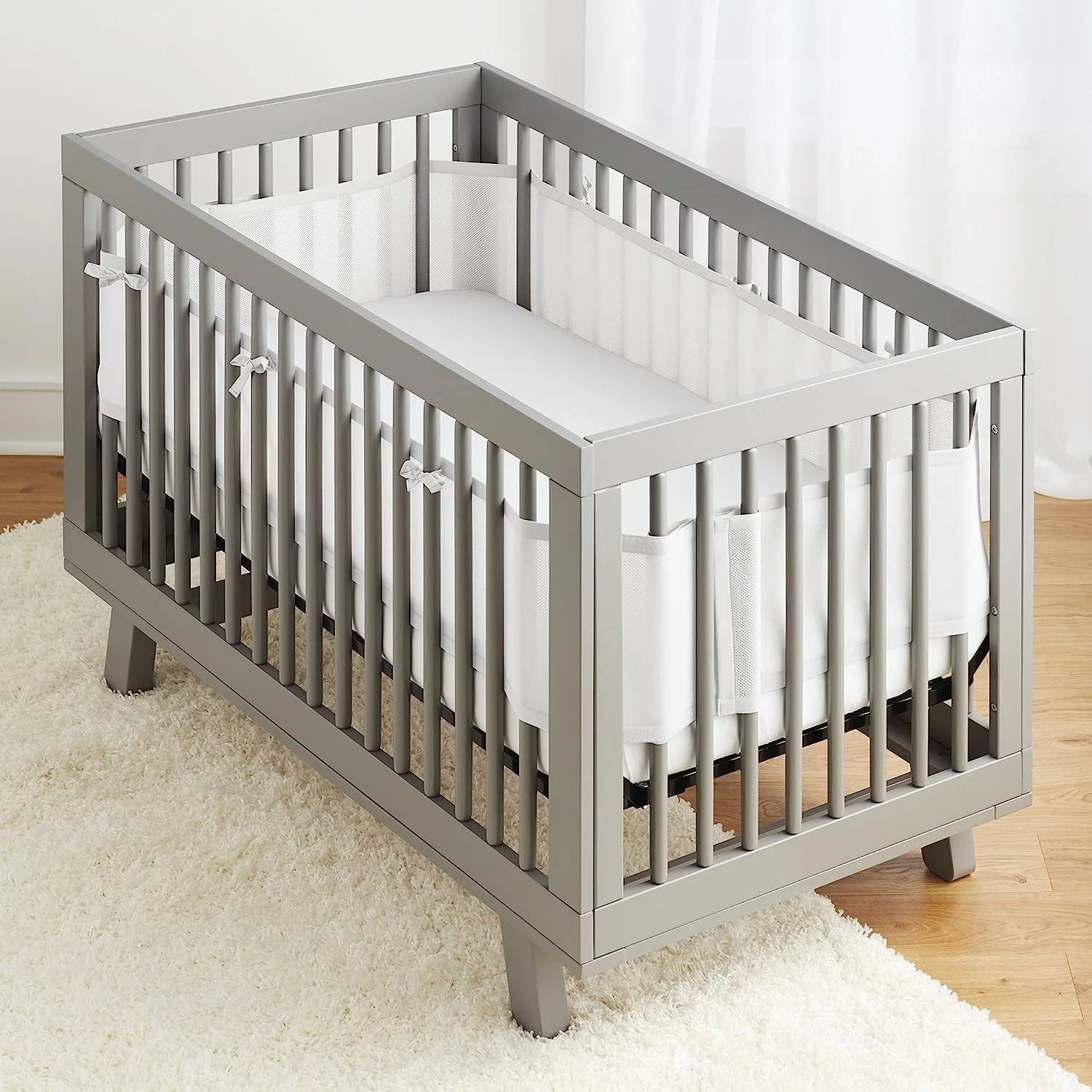 Atmungsaktive Babybetteinlage aus atmungsaktivem Mesh – Classic-Kollektion – Weiß – Passend für große Kinderbetten mit vierseitigen Lattenrosten und fester Rückenlehne – Anti-Stoßfänger