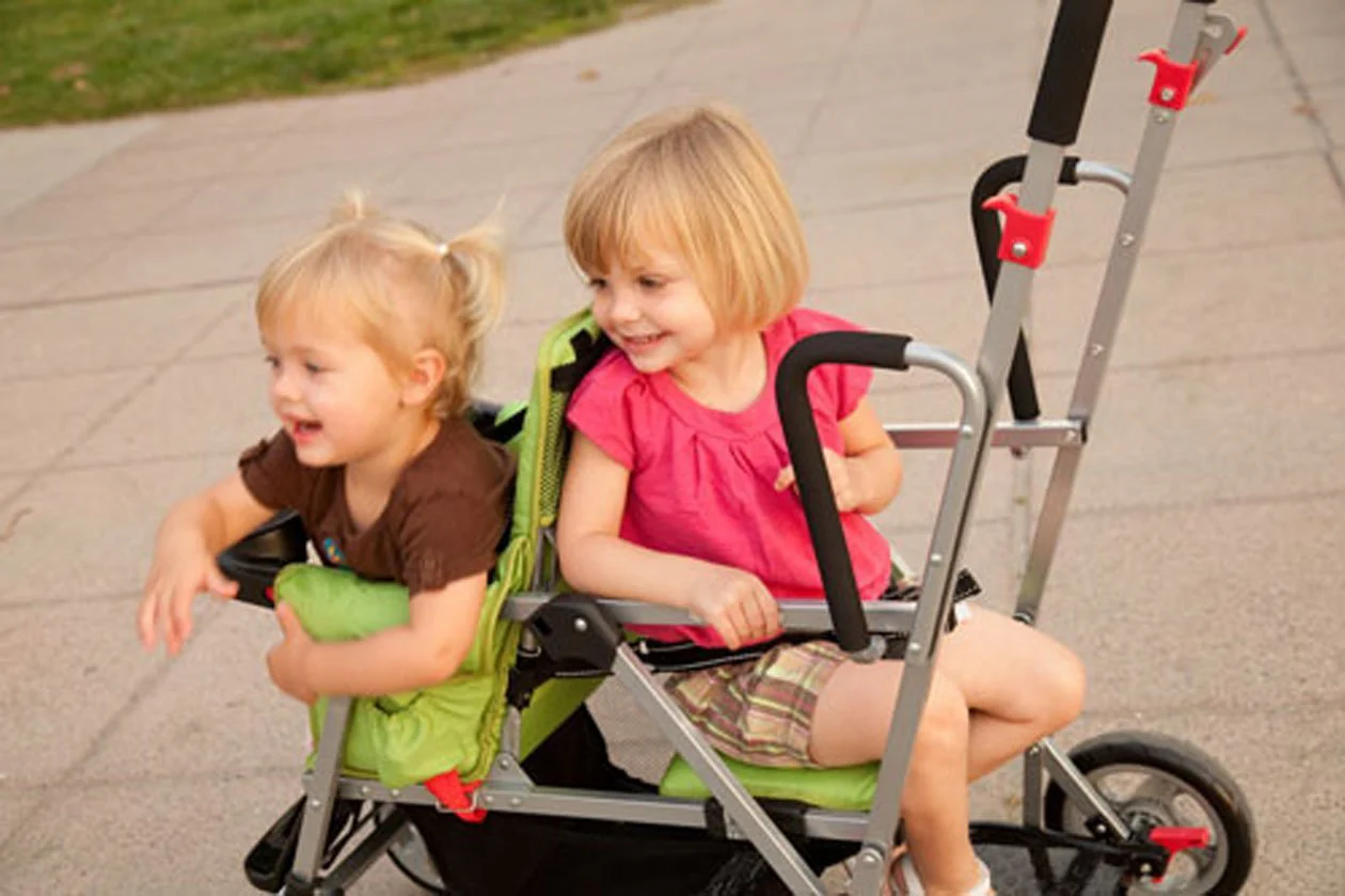 Caboose Sitz- und Stand-Doppelkinderwagen mit Rücksitzbank und Stehplattform, 3-Wege-Liegesitzen, optionalem Rücksitz und universellem Autositzadapter (schwarz)