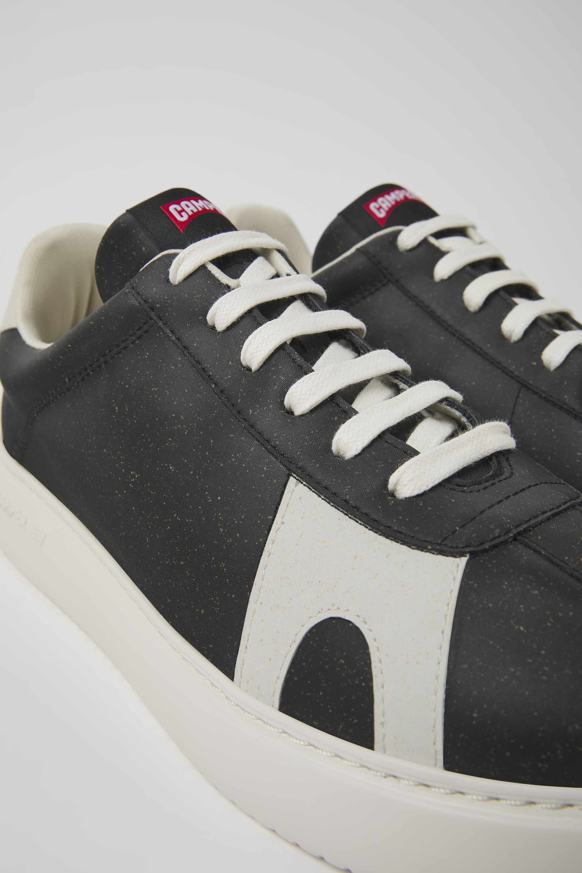 Runner K21 MIRUM - Schwarze und weiße Sneaker für Herren