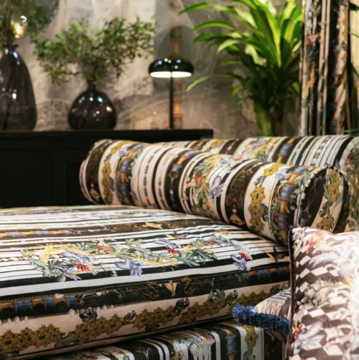 Luxury chaise longue with stripes multicolored / black 84 x 164 x H. 80 cm - Living room lounge chair - Recamiere - Living room furniture - Luxury furniture