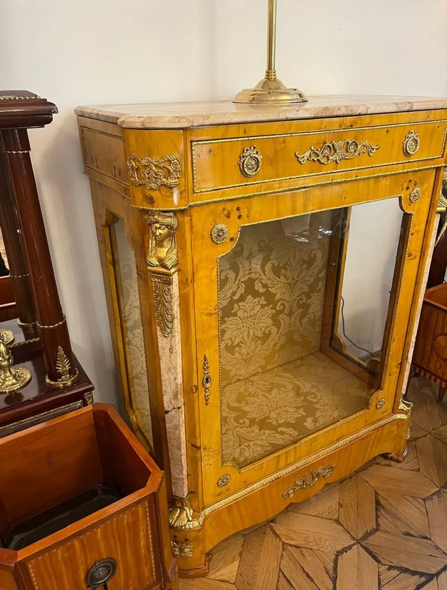 Baroque display cabinet bird