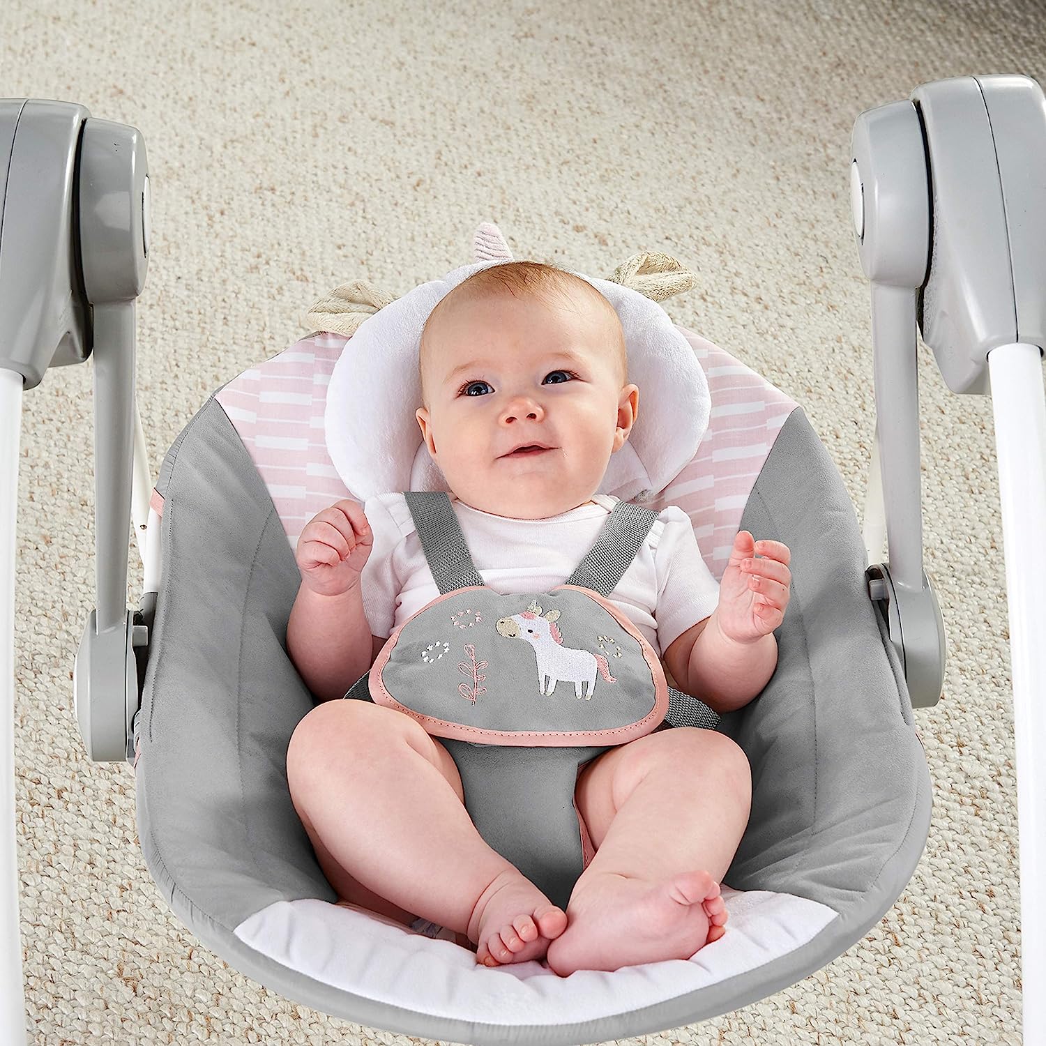 Ingenuity Soothe 'n Delight, kompakte, tragbare 6-Gang-Plüsch-Babyschaukel mit Musik, einfach zusammenklappbar, 0–9 Monate, 28–9 kg (Cozy Kingdom)
