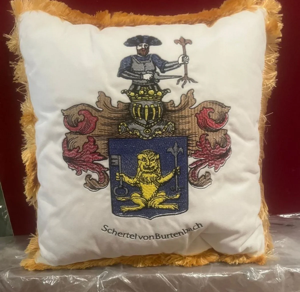 Luxus Deko Kissen Wappen Freiherr Schertel von Burtenbach Weiß / Gold 50 cm