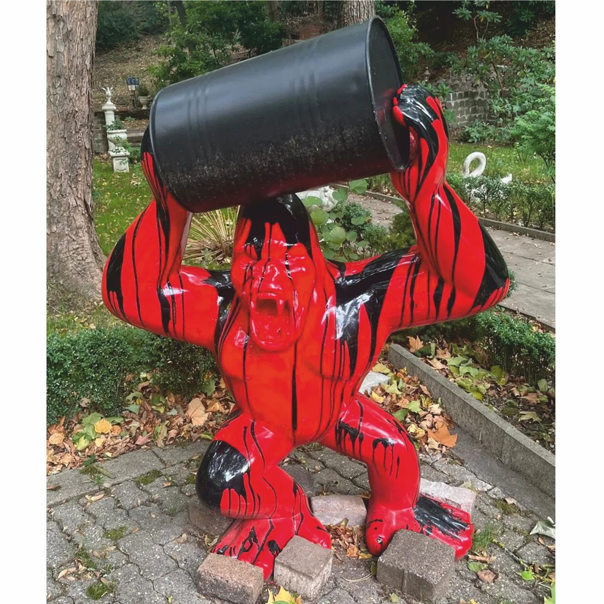 Deko Skulptur Gorilla Affe mit Fass Rot / Schwarz H. 140 cm - Deko Figur