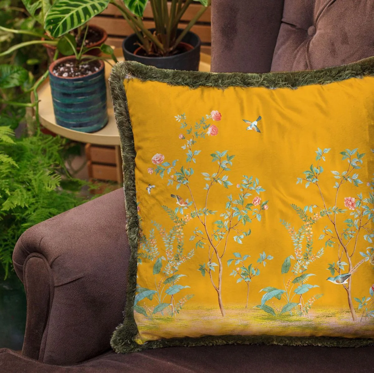 The luxury crystal chandelier stands for brilliant lighting and exquisite interior design - a symbol of modern nobility that combines function and aesthetics at the highest level.