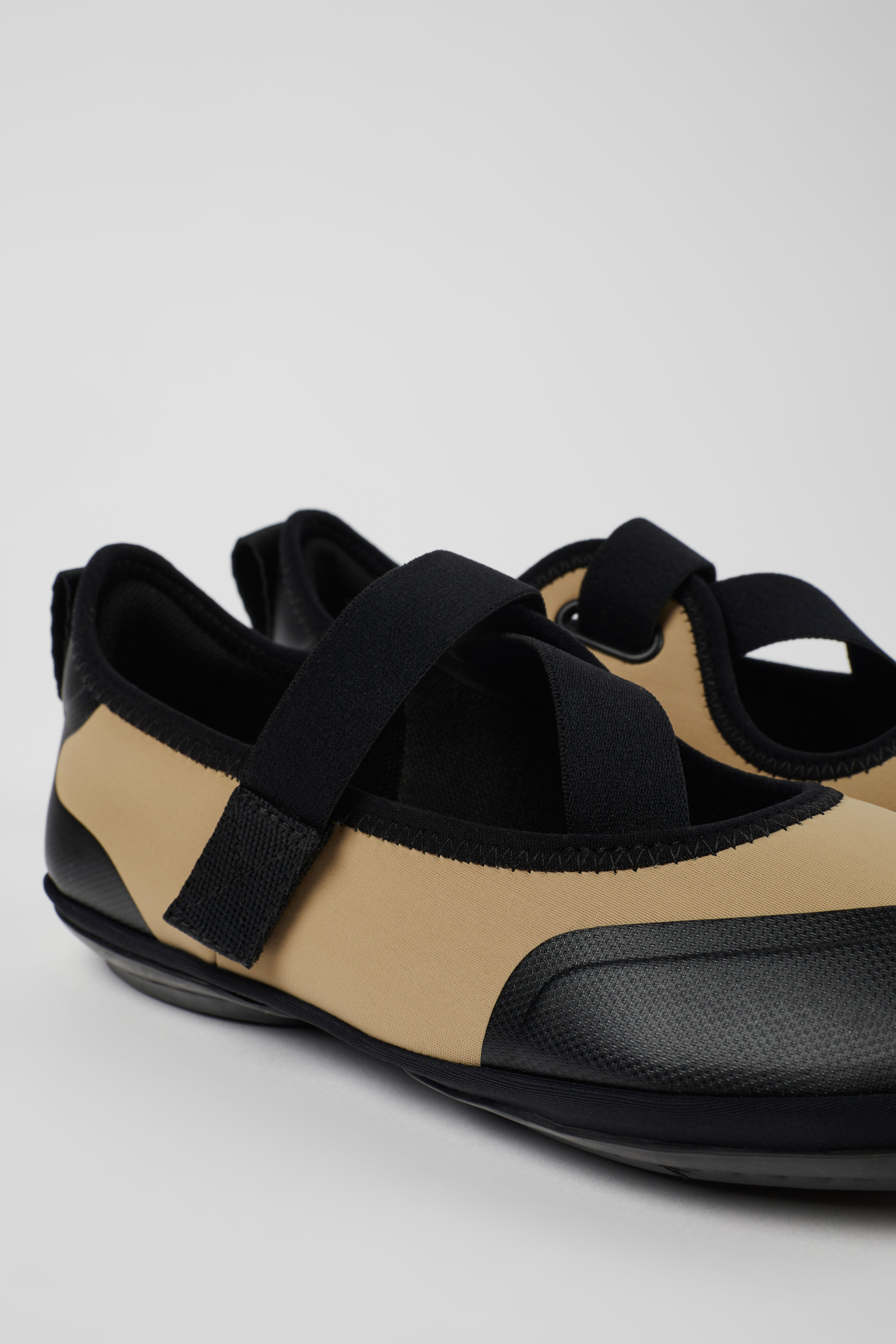 Rechts - Beige textile Ballerinas für Frauen