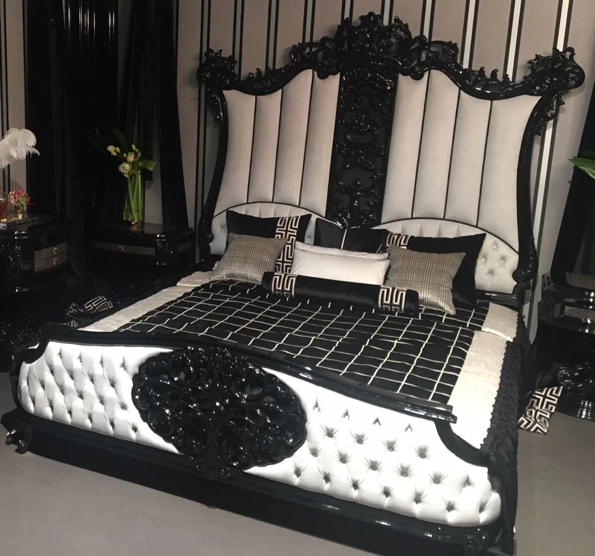 Luxury baroque double bed black / white - noble solid wood bed with headboard - magnificent bedroom furniture in the baroque style