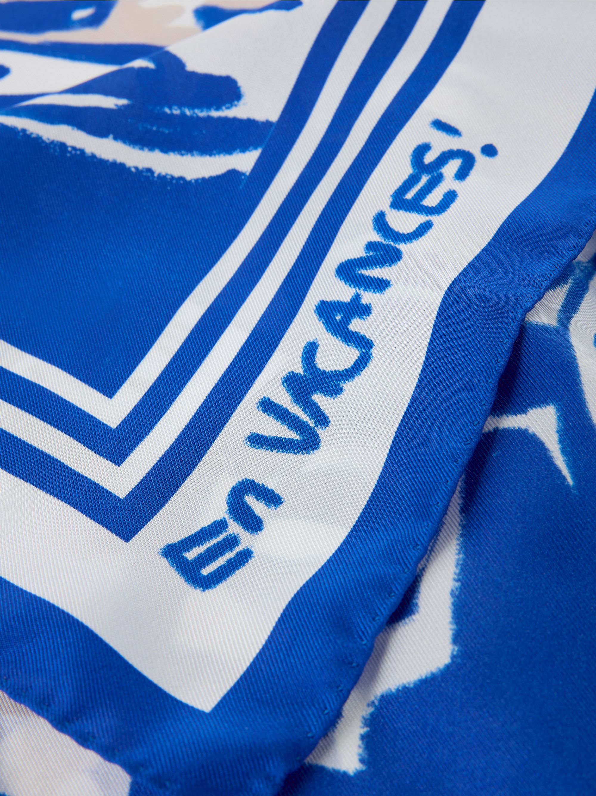 Marc-Cain Seidenschal mit künstlerischem Motiv