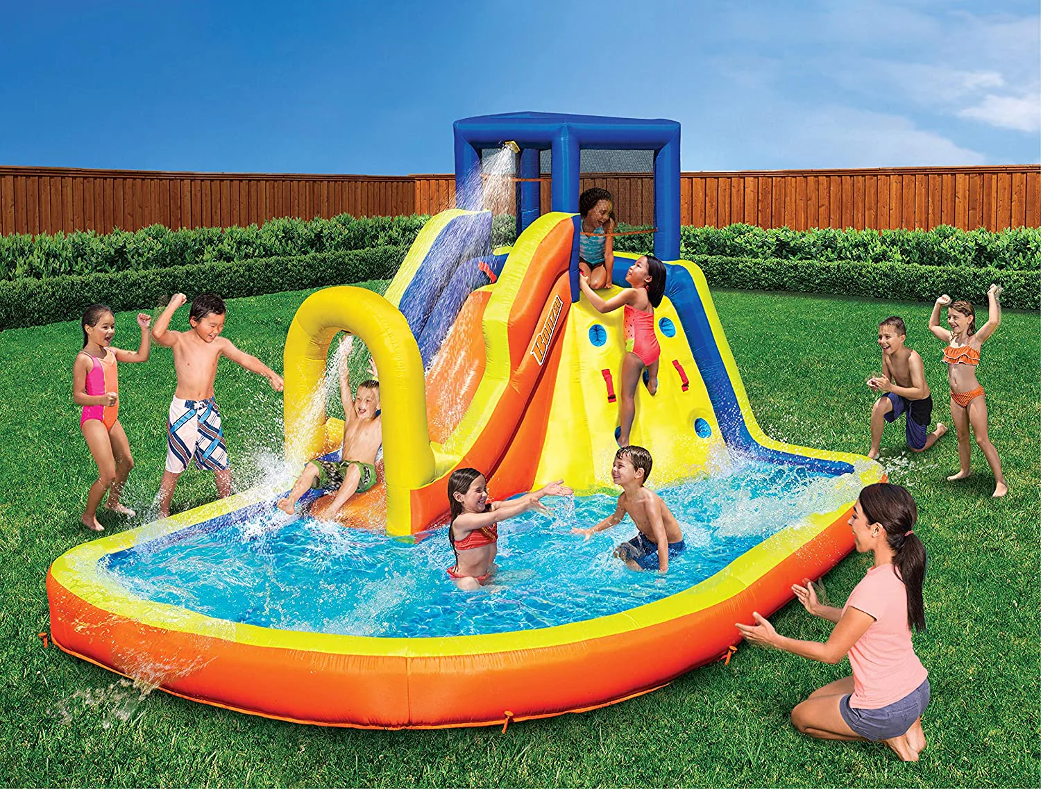 Aufblasbare Wasserrutsche und Hüpfburg (Kombipaket) – Riesiger, robuster Outdoor-Kinder-Abenteuerparkpool mit eingebauter Sprinklerwelle und Rutsche PLUS großes BONUS-Hüpfhaus im Format 12 x 9 – inklusive Gebläse