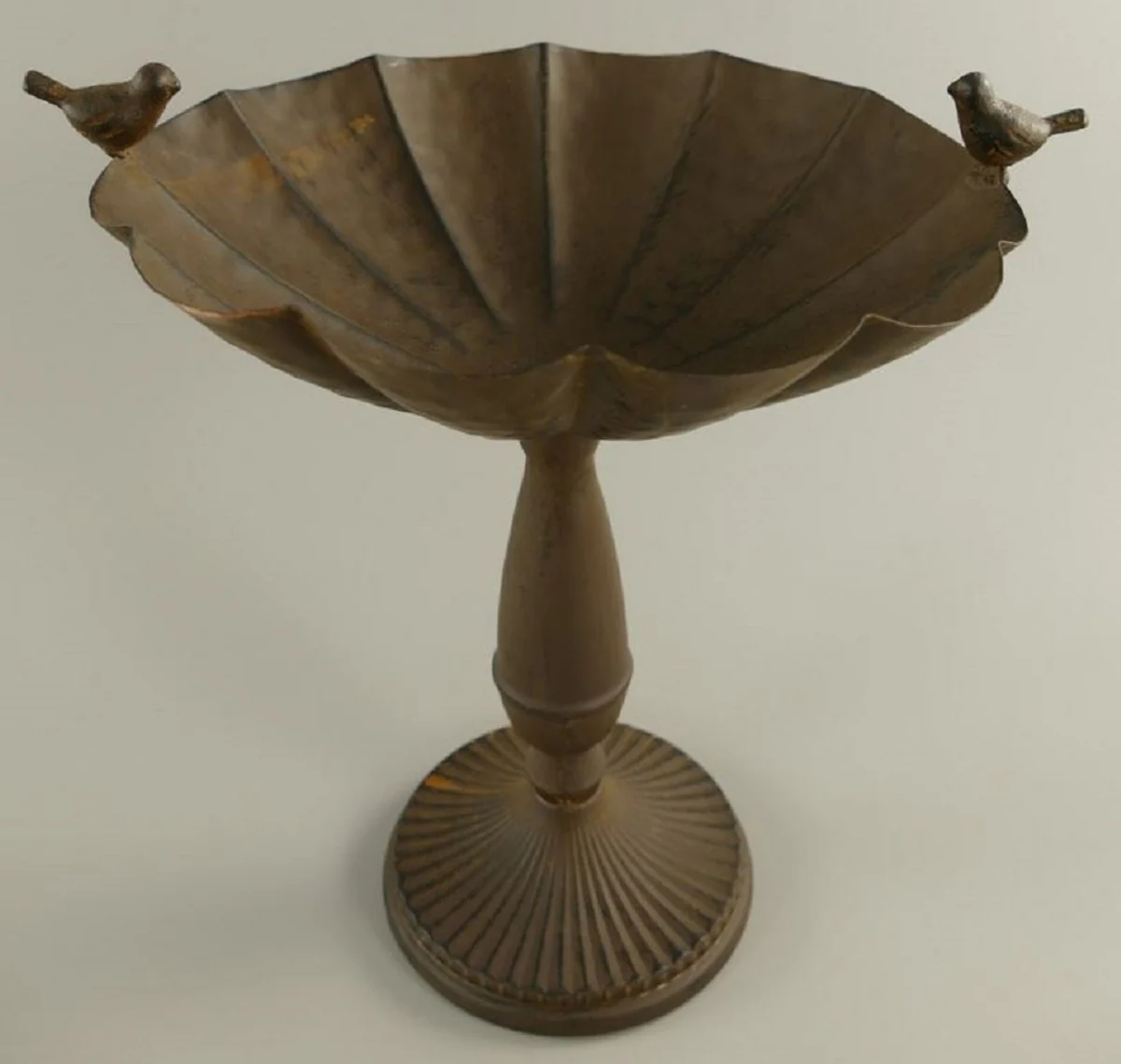 Jugendstil Vogelbad mit 2 dekorativen Vögelchen Antik Braun Ø 30 x H. 32 cm - Metall Vogeltränke - Garten Accessoires - Barock & Jugendstil Garten Deko