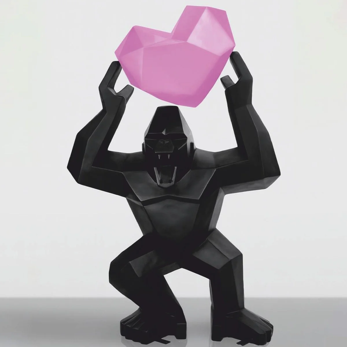 XXL Deko Skulptur Gorilla mit Herz Schwarz / Rosa H. 146 cm
