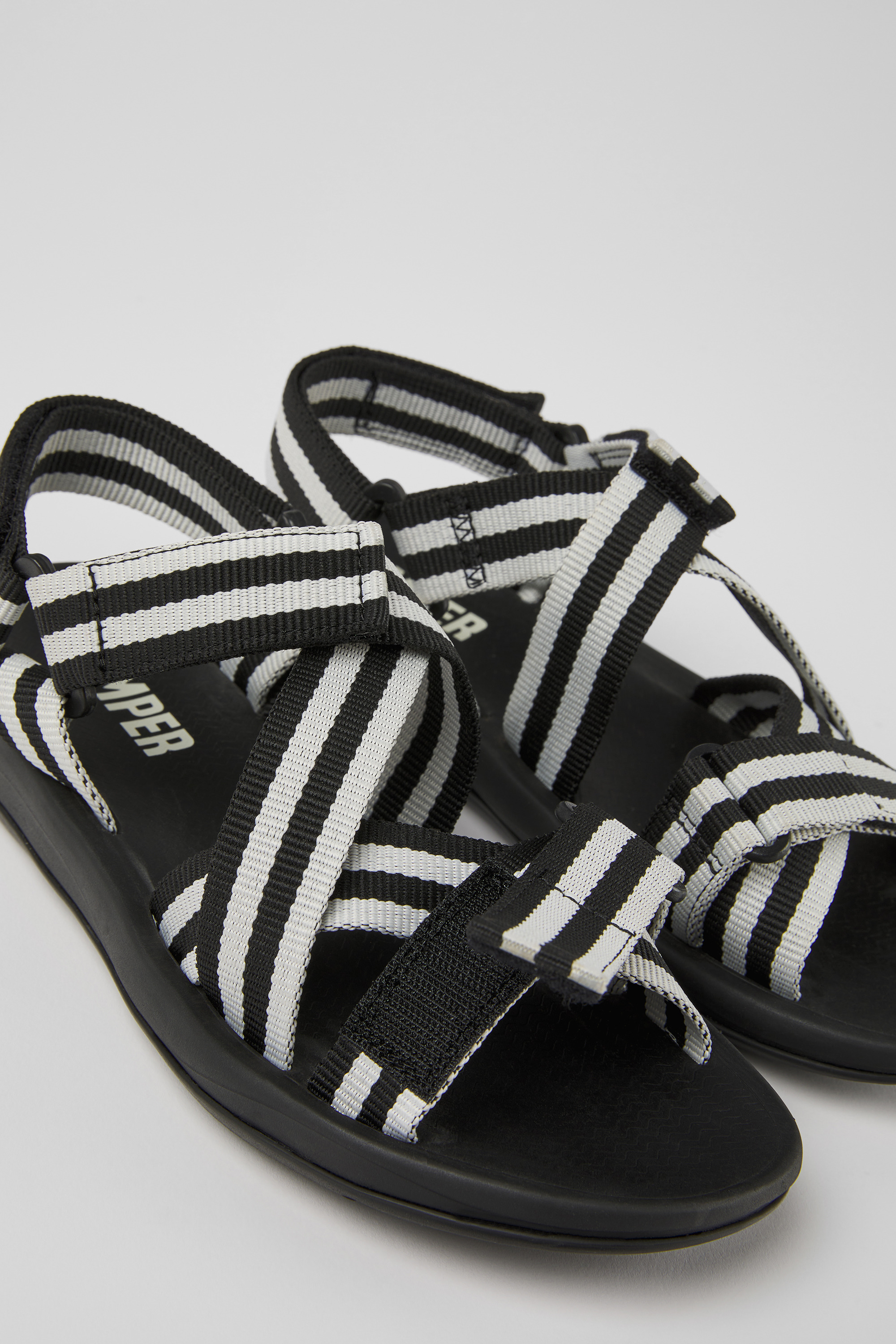 Match - Schwarze und weiße textile Sandalen für Damen
