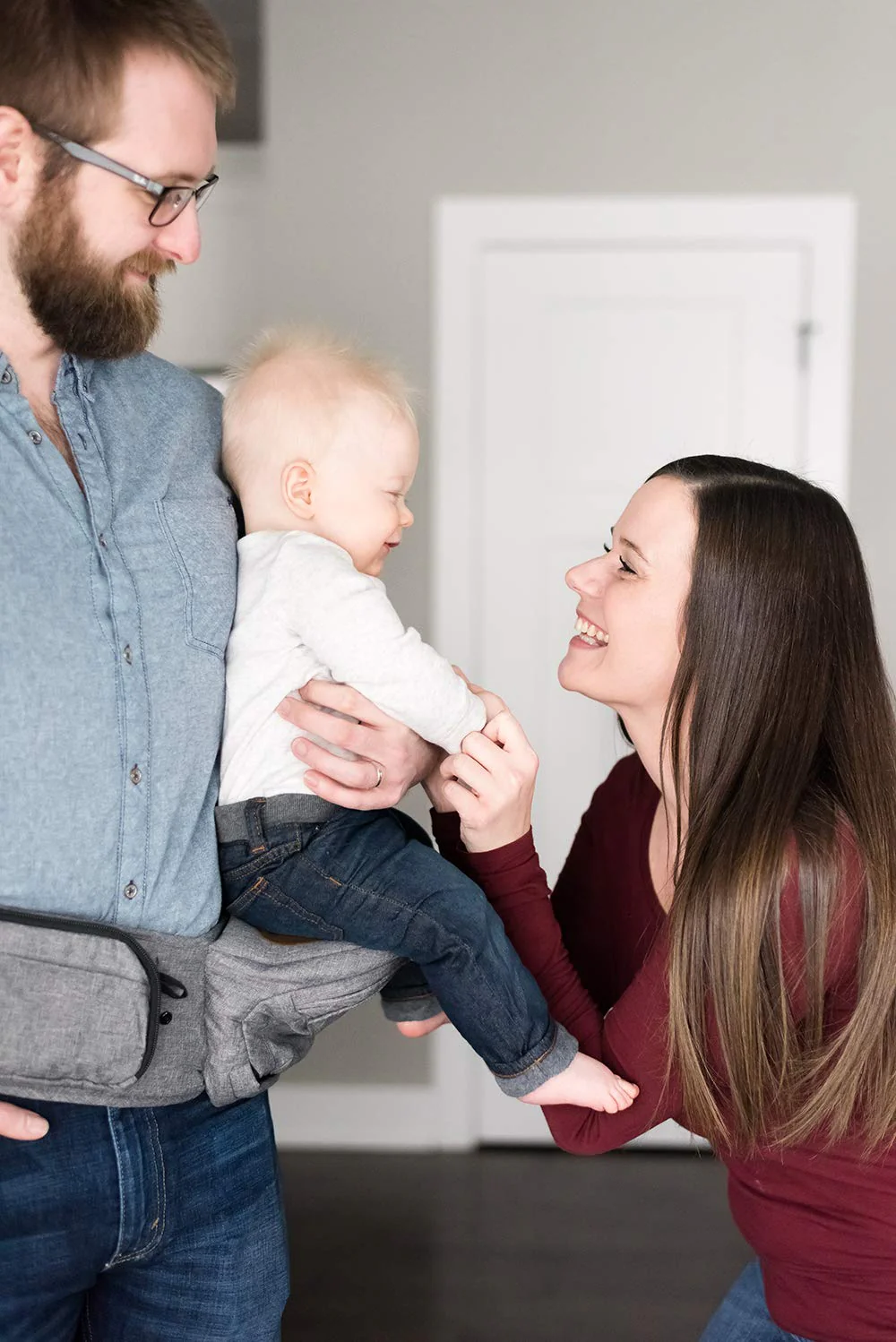 Sicherheitszertifizierte Hüftsitz-Babytrage – Gewinner des Mom’s Choice Award, ergonomische Trage und Verlängerungen für Neugeborene und Kleinkinder (Trage, grau)