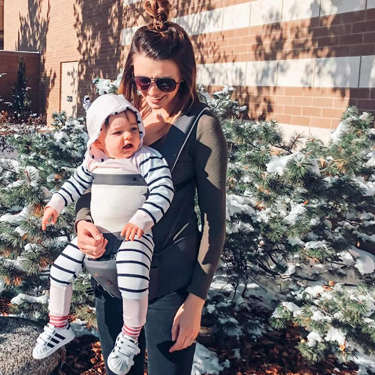 Babytrage für Neugeborene bis Kleinkinder, Baby-Hüfttrage mit Kopfhaube, Taillenverlängerung und 3 Beißpolstern (grau)