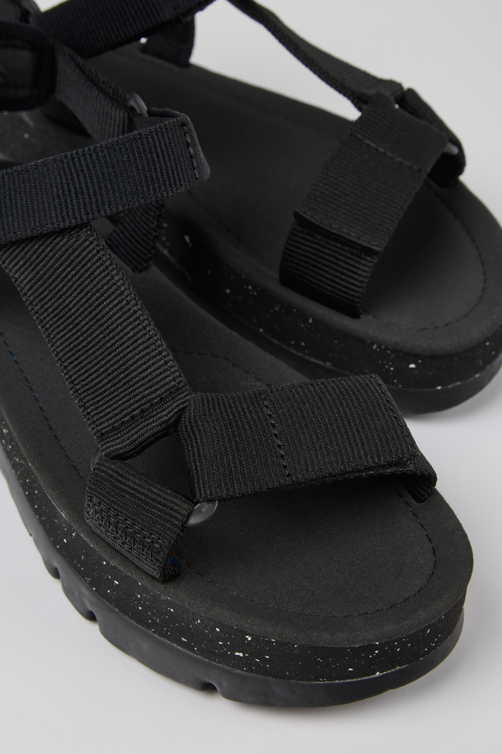 Oruga Up - Schwarz recycelte PET Sandalen für Damen