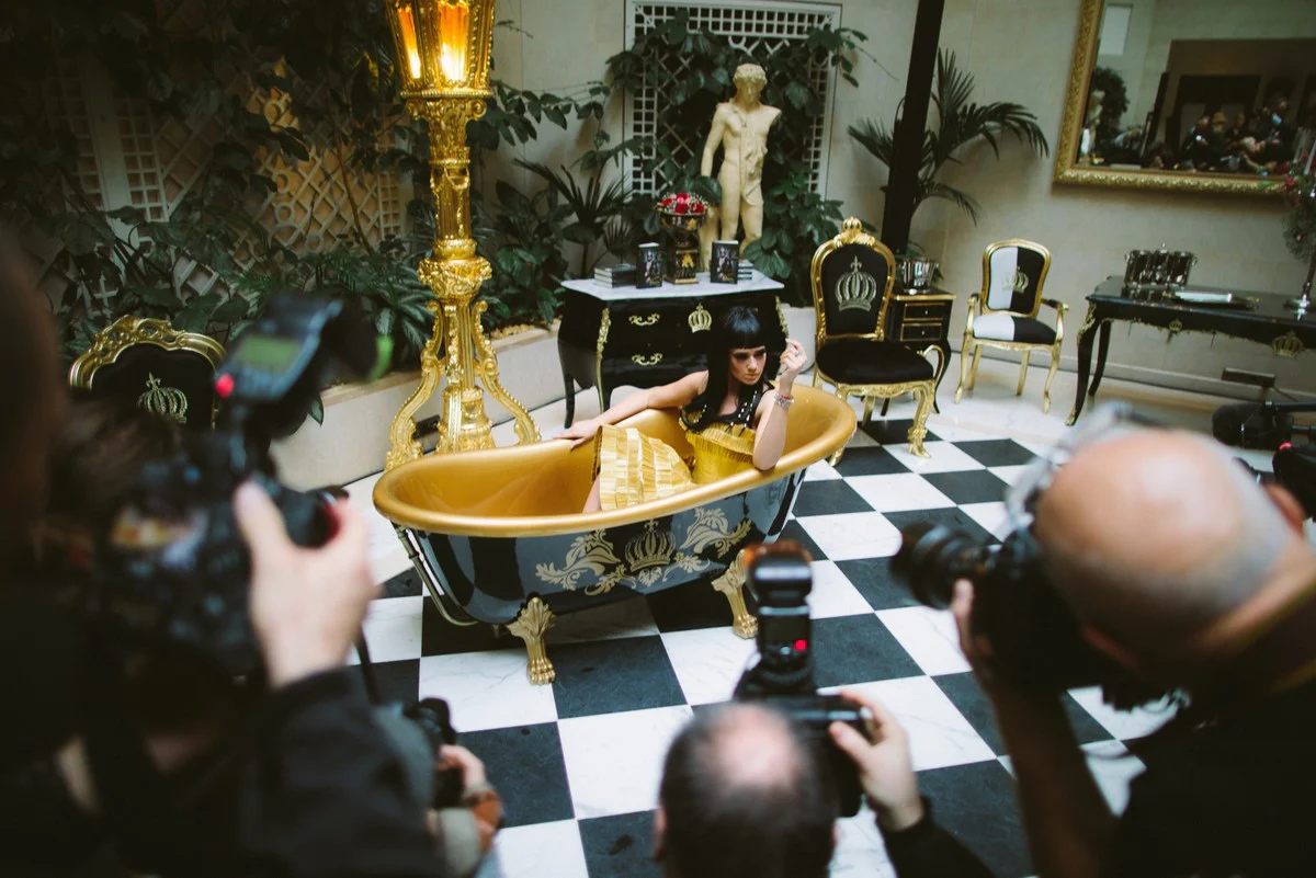 Pompöös by Luxus bathtub deluxe freestanding by Harald Glööckler white / gold / white 1470mm with gold-colored lion feet