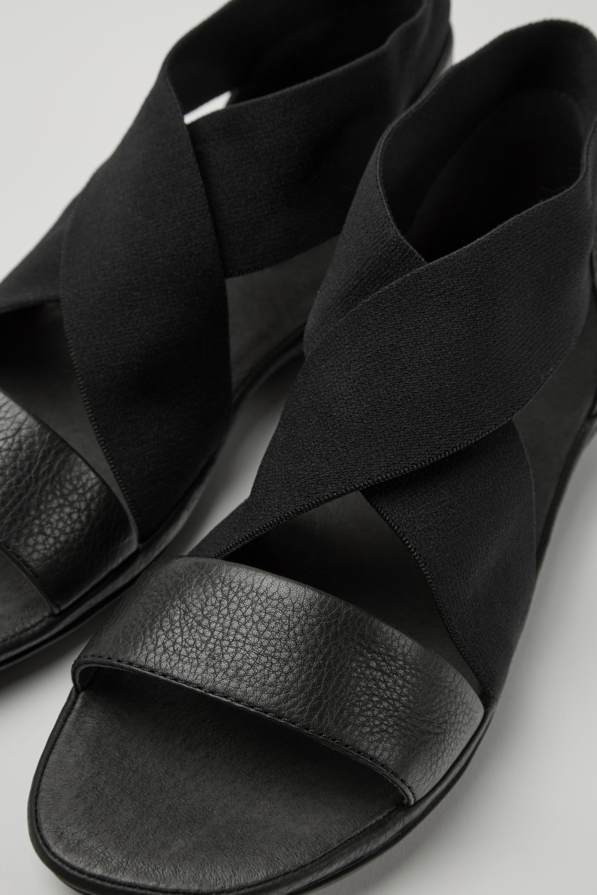 Rechts - Schwarze Sandalen für Damen