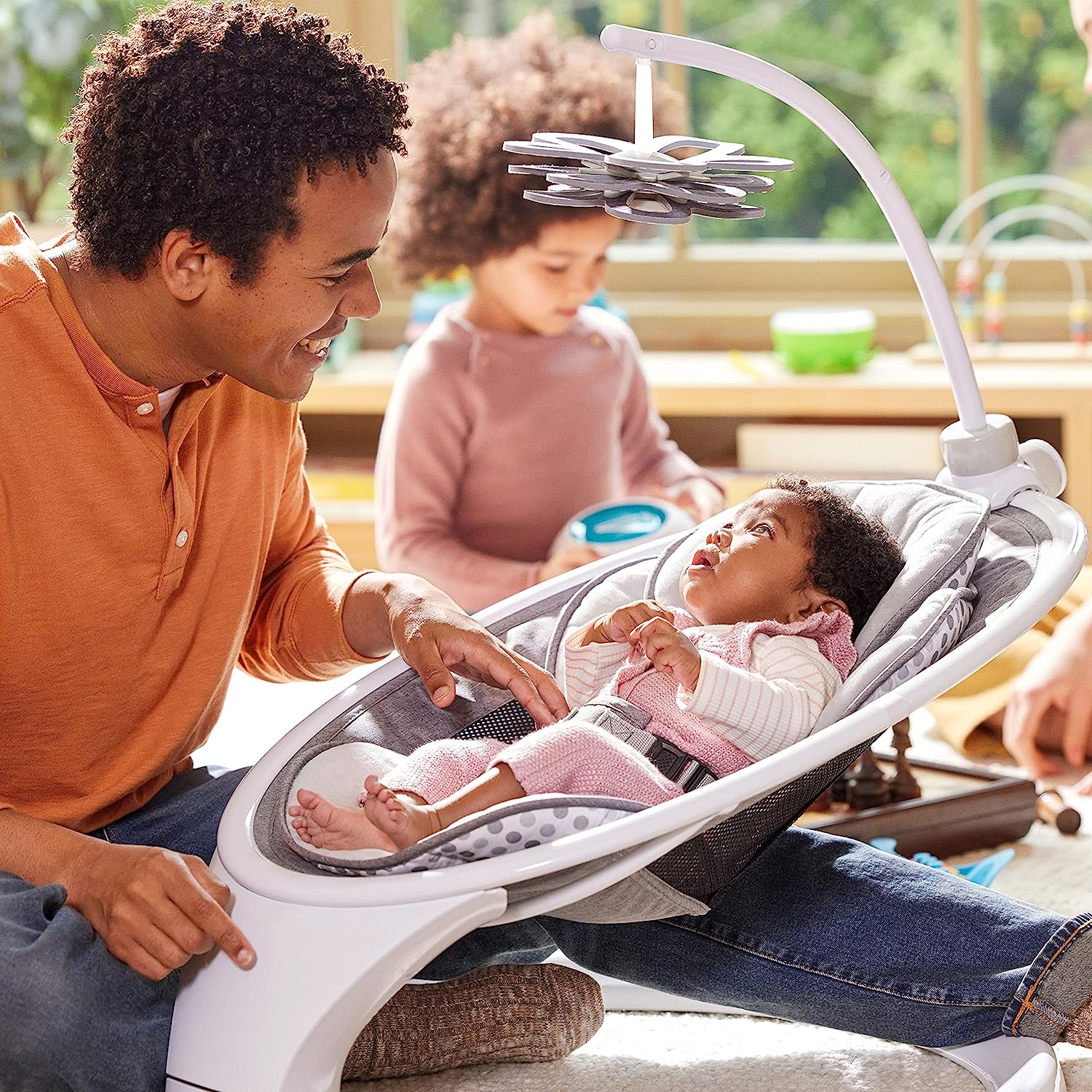 Bluetooth-fähige, leichte Babyschaukel mit natürlicher Bewegung in 5 Bewegungsbereichen, inklusive Fernbedienung