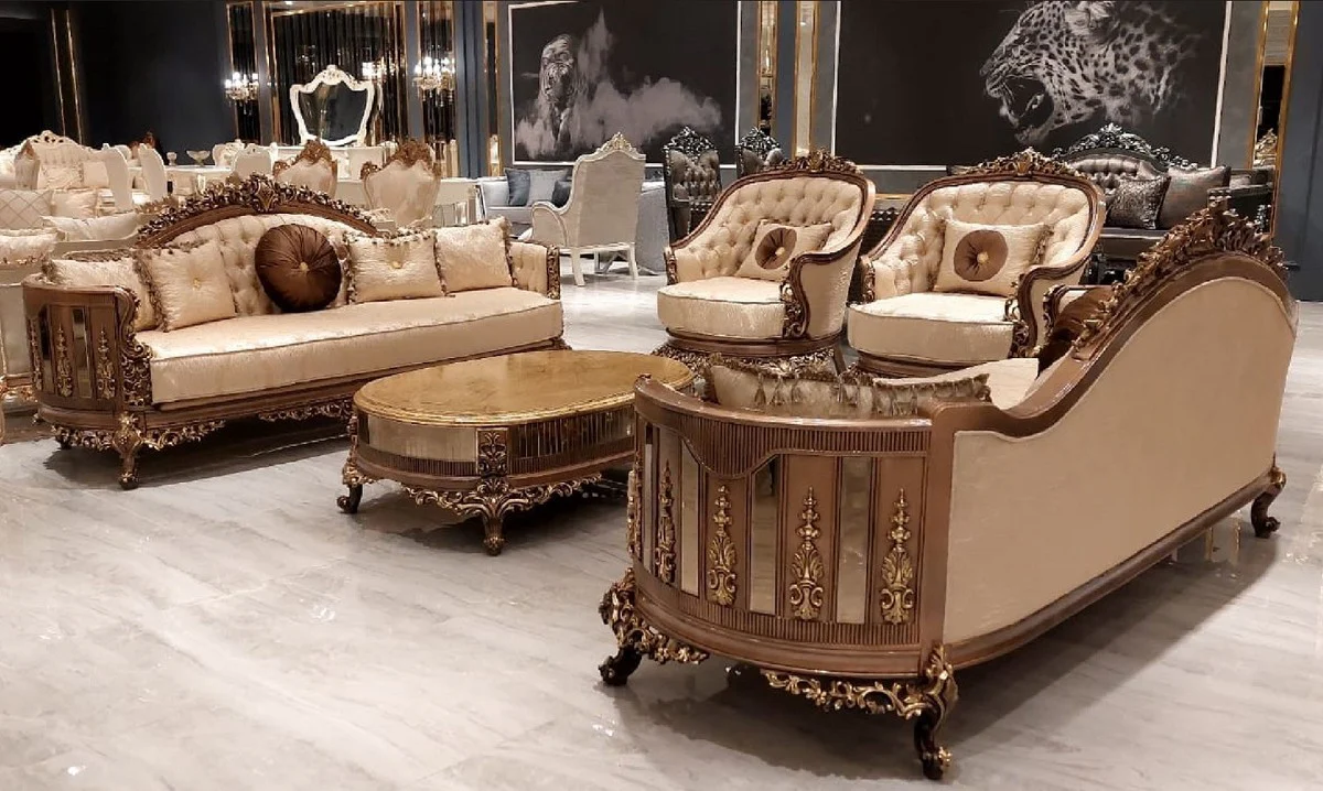 Luxus Barock Wohnzimmer Set Gold / Braun / Gold - 2 Barock Sofas & 2 Barock Sessel & 1 Barock Couchtisch - Luxus Wohnzimmer Möbel im Barockstil - Barock Möbel - Edel & Prunkvoll
