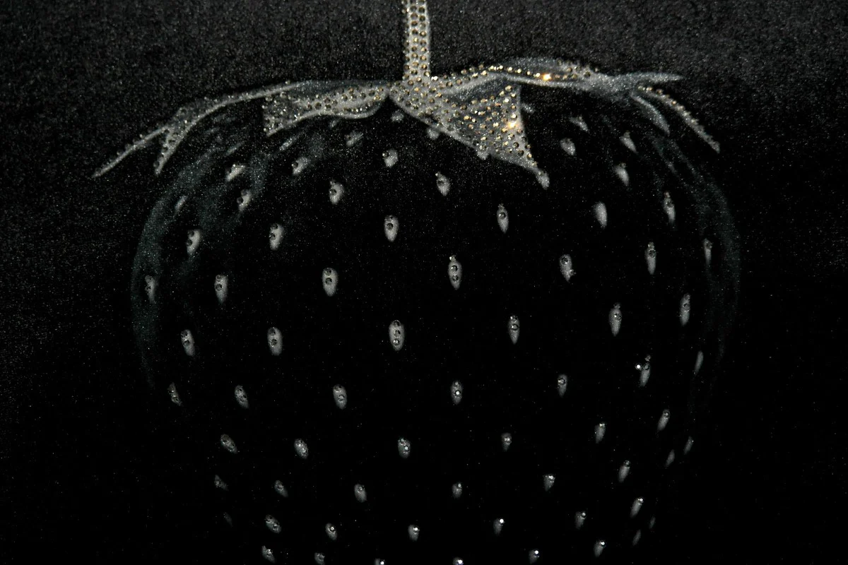 Luxus Deko Kissen Strawberry mit Bling Bling Glitzersteinen Schwarz / Silber 45 x 45 cm - Feinster Samtstoff - Luxus Deko Accessoires