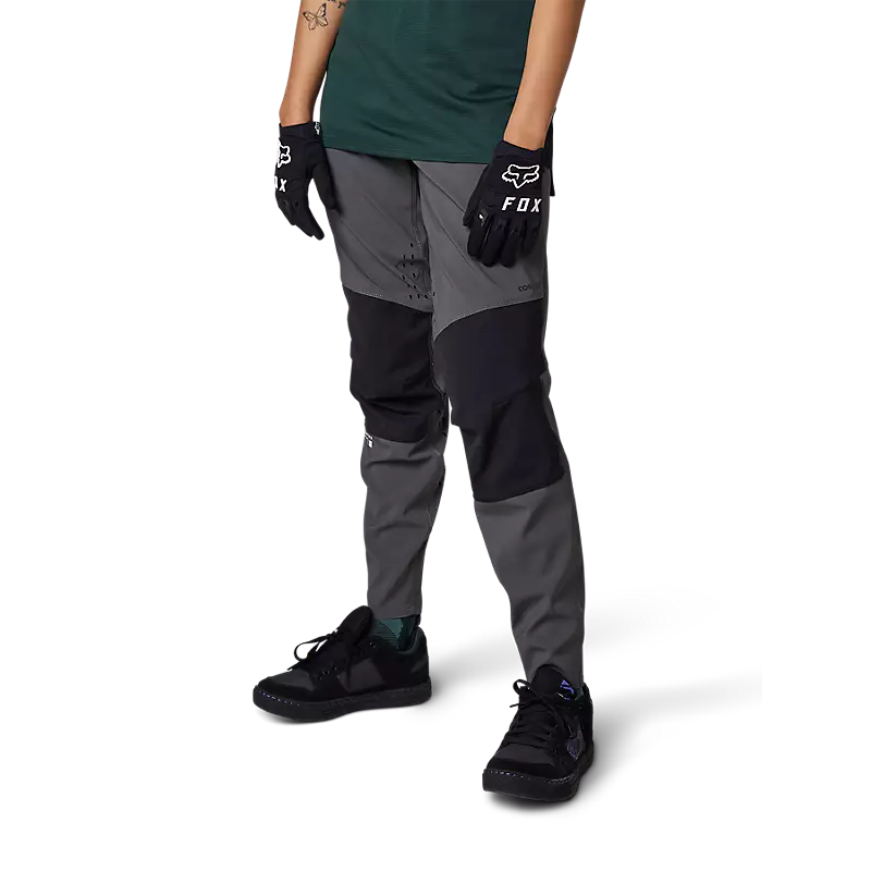 Frauen verteidigen Hosen