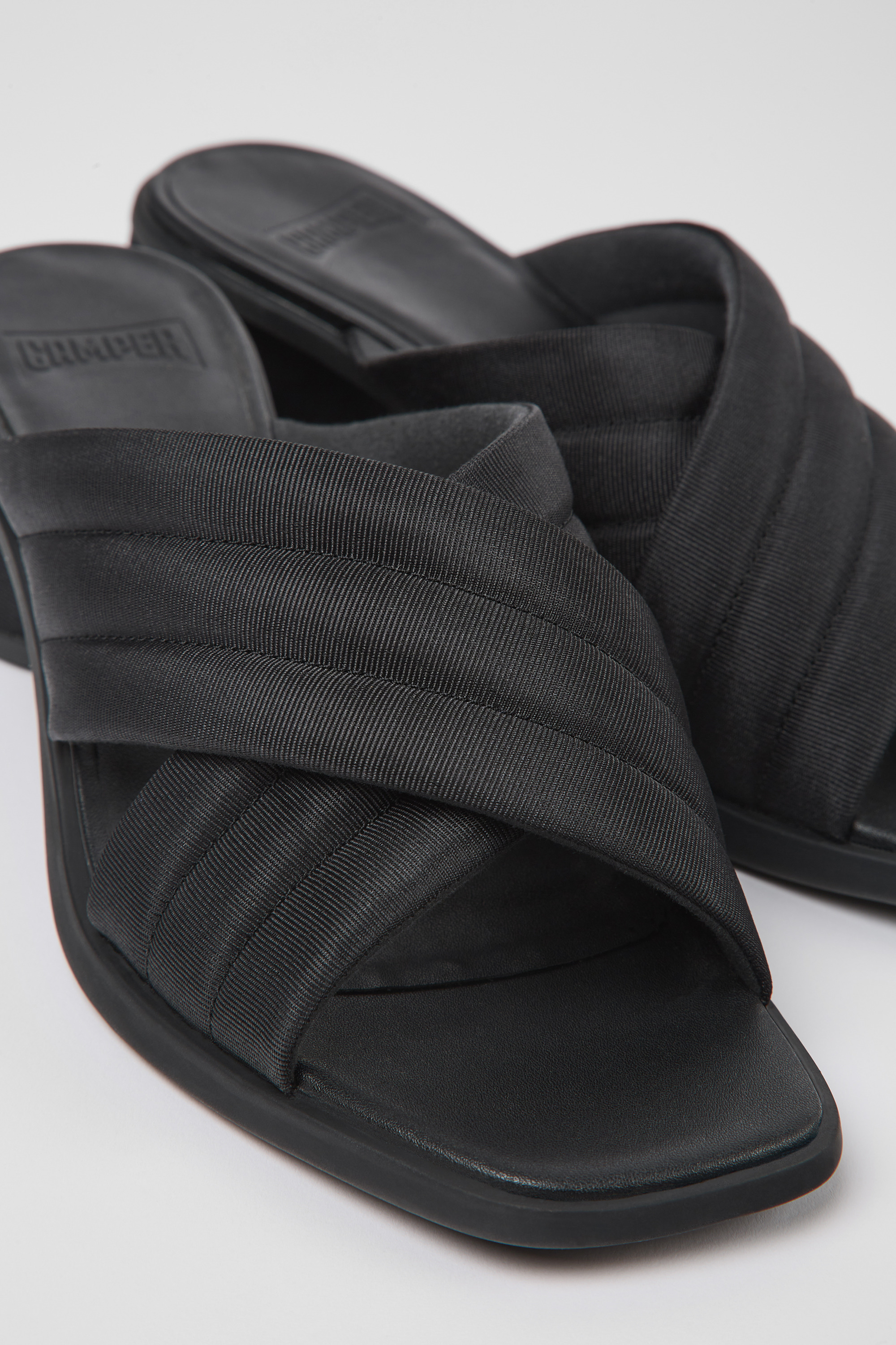 Kiara - Schwarze textile Sandalen für Damen