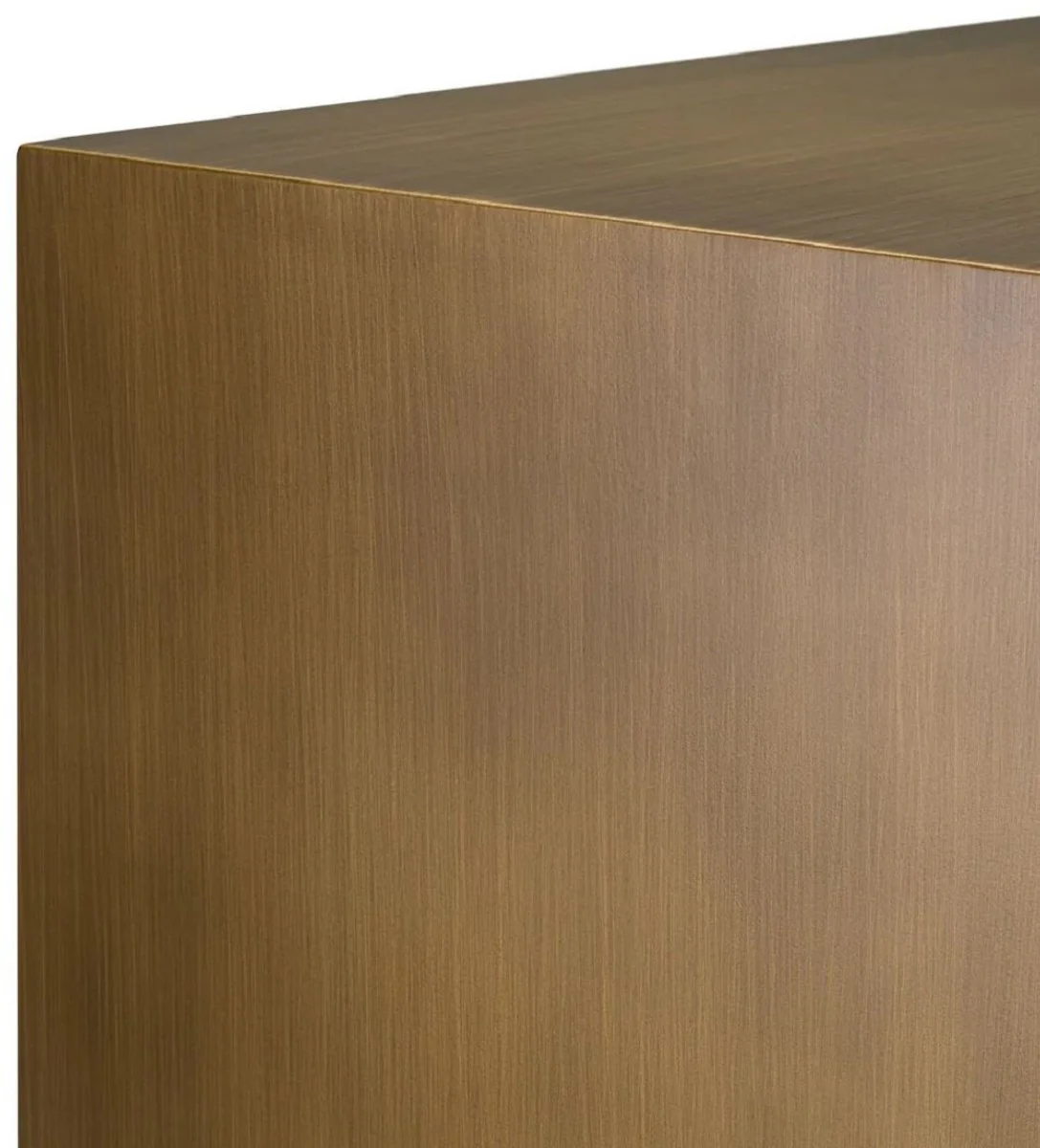 is a Europe-wide renowned producer and distributor of baroque furniture and luxury decorative items