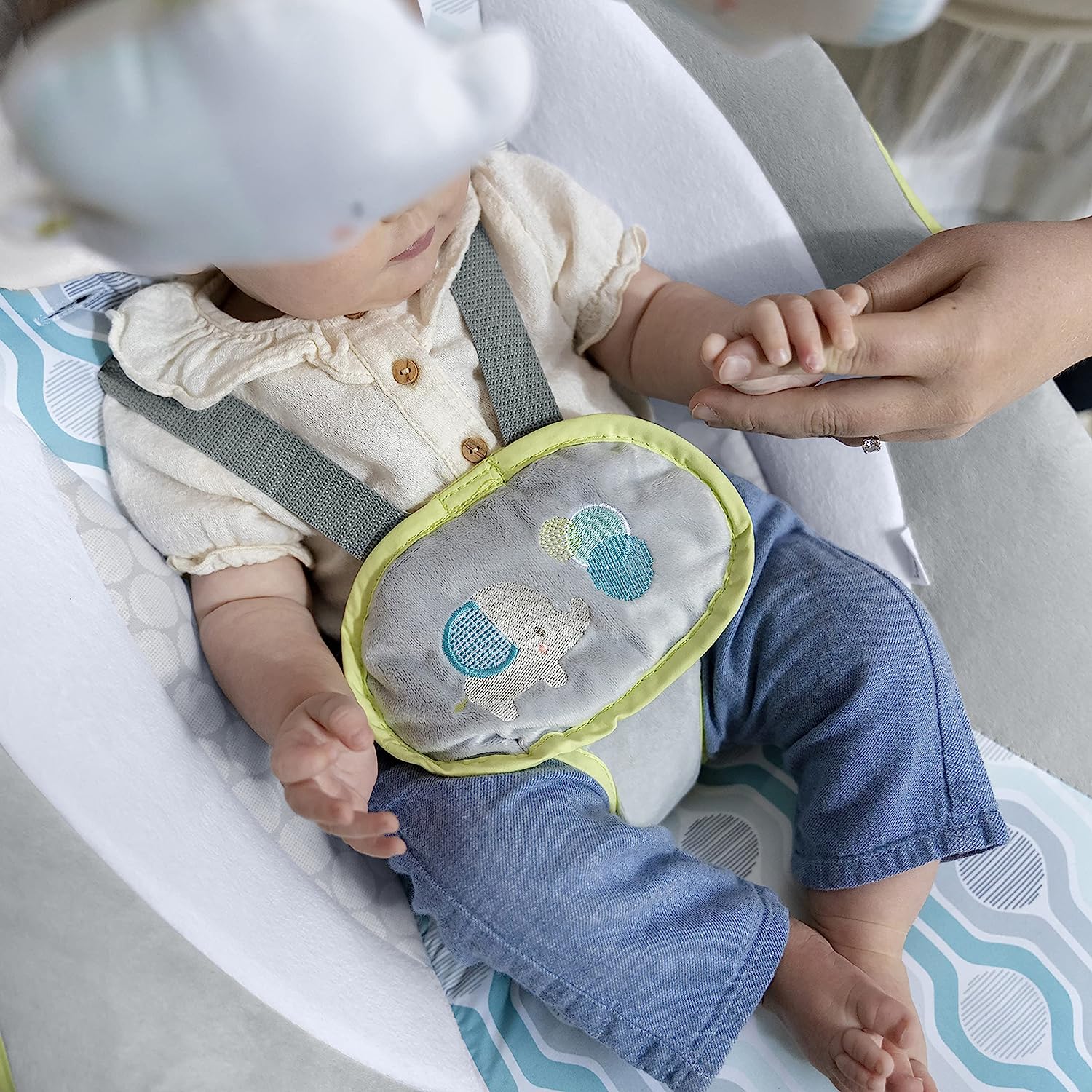 Leichte, kompakte 6-Gang-Multirichtungs-Babyschaukel, Vibrationen und Naturgeräusche, 0–9 Monate, 6–20 Pfund (Pink Cassidy)