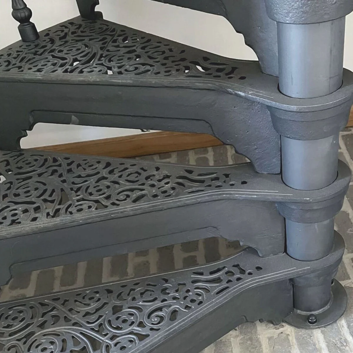Cast iron spiral staircase with railing left side gray H. 302 cm - Rustic spiral staircase