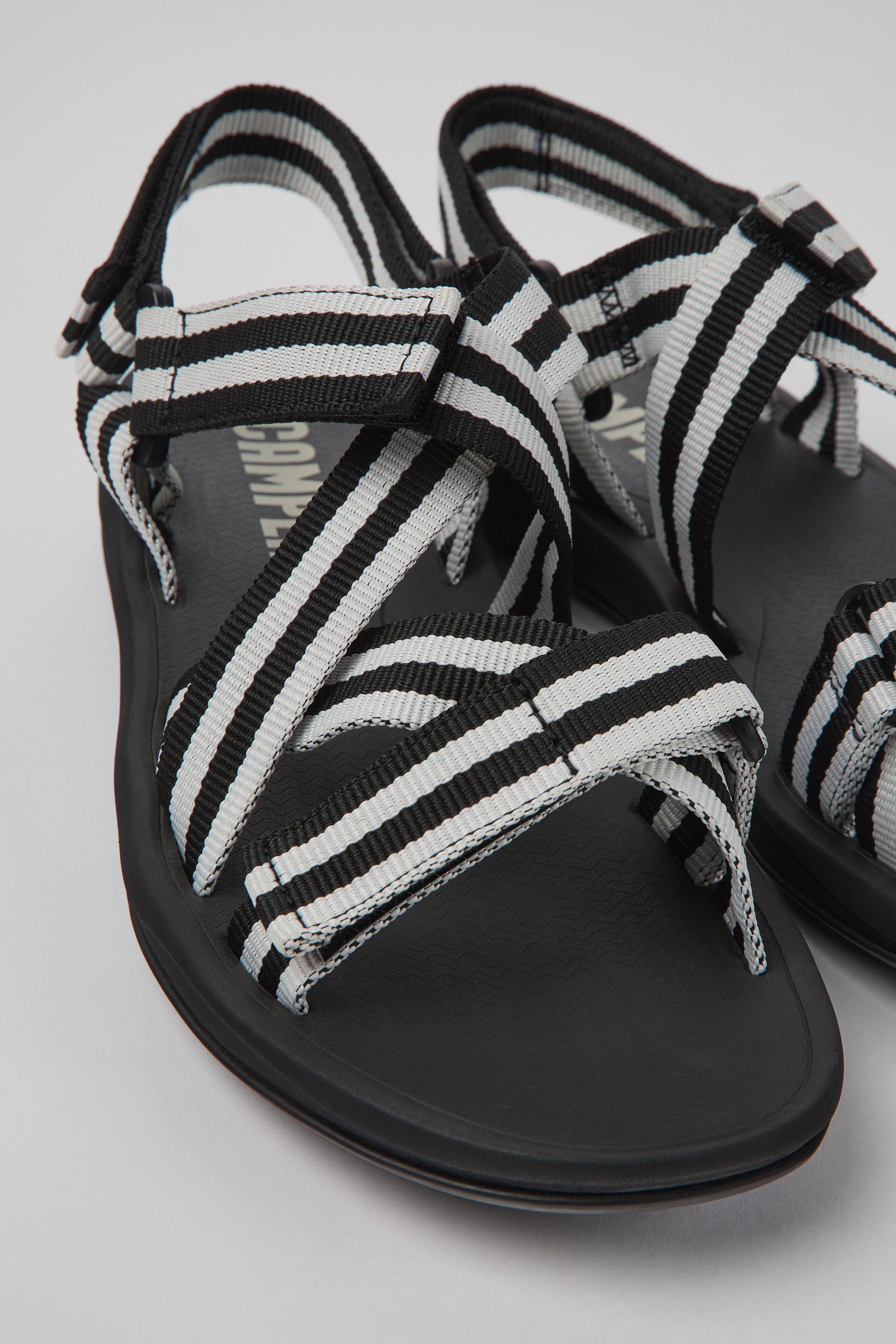 Match - Schwarze und weiße textile Sandalen für Herren
