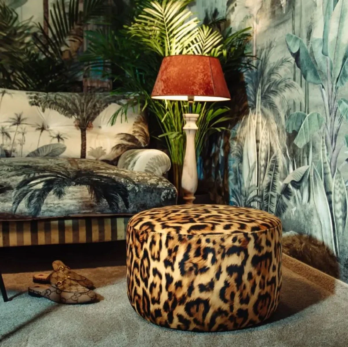 Luxury footstool with leopard pattern Ø 75 x H. 30 cm - Round velvet stool - Living room furniture - Hotel furniture - Luxury furniture - Luxury furnishings