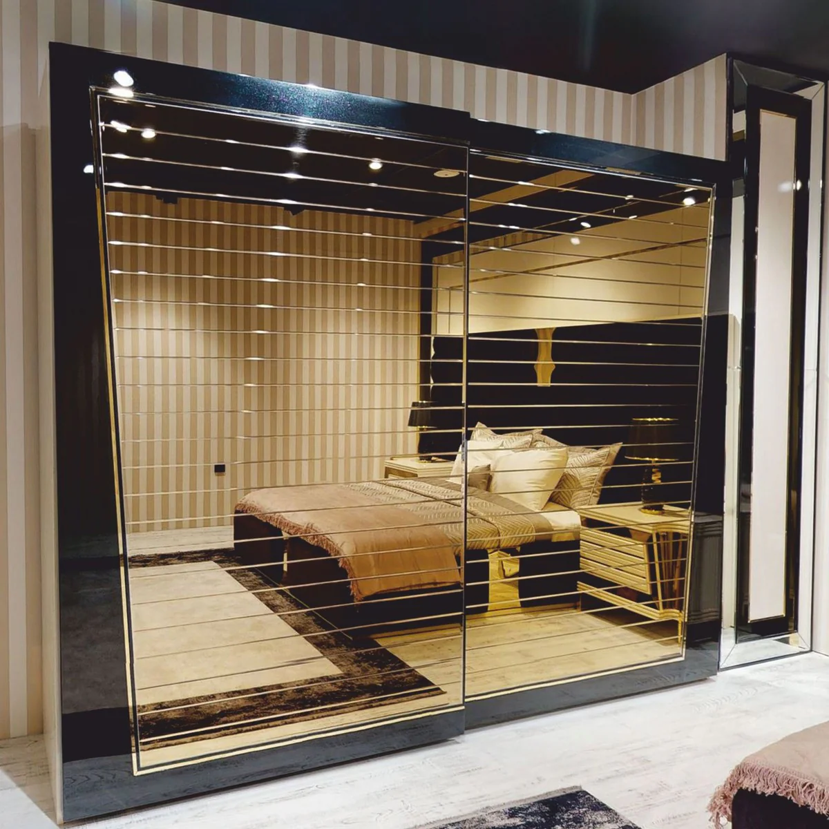 Luxus Schlafzimmerschrank mit 2 Schiebetüren Schwarz / Gold 280 x H. 230 cm