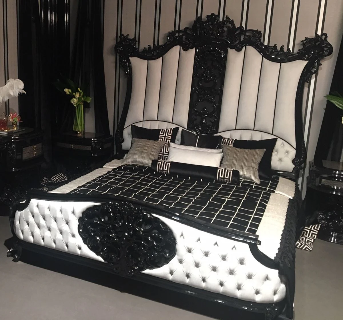 Luxury baroque bedroom set white / black / gray - 1 double bed with headboard & 2 nightstands - high-quality bedroom furniture in baroque style - noble and magnificent