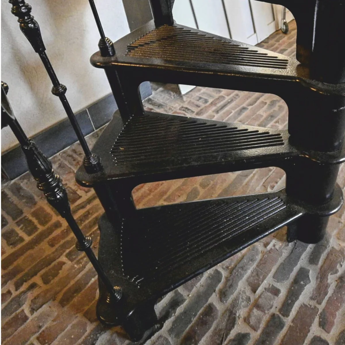 Cast iron spiral staircase with railing left side black H. 300 cm - Rustic spiral staircase