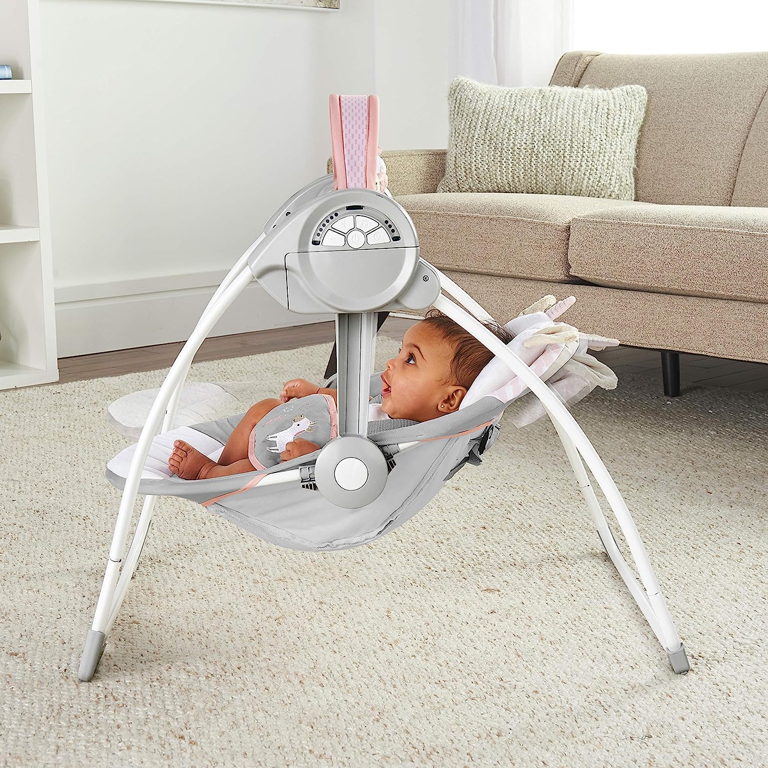 Ingenuity Soothe 'n Delight, kompakte, tragbare 6-Gang-Plüsch-Babyschaukel mit Musik, einfach zusammenklappbar, 0–9 Monate, 28–9 kg (Cozy Kingdom)