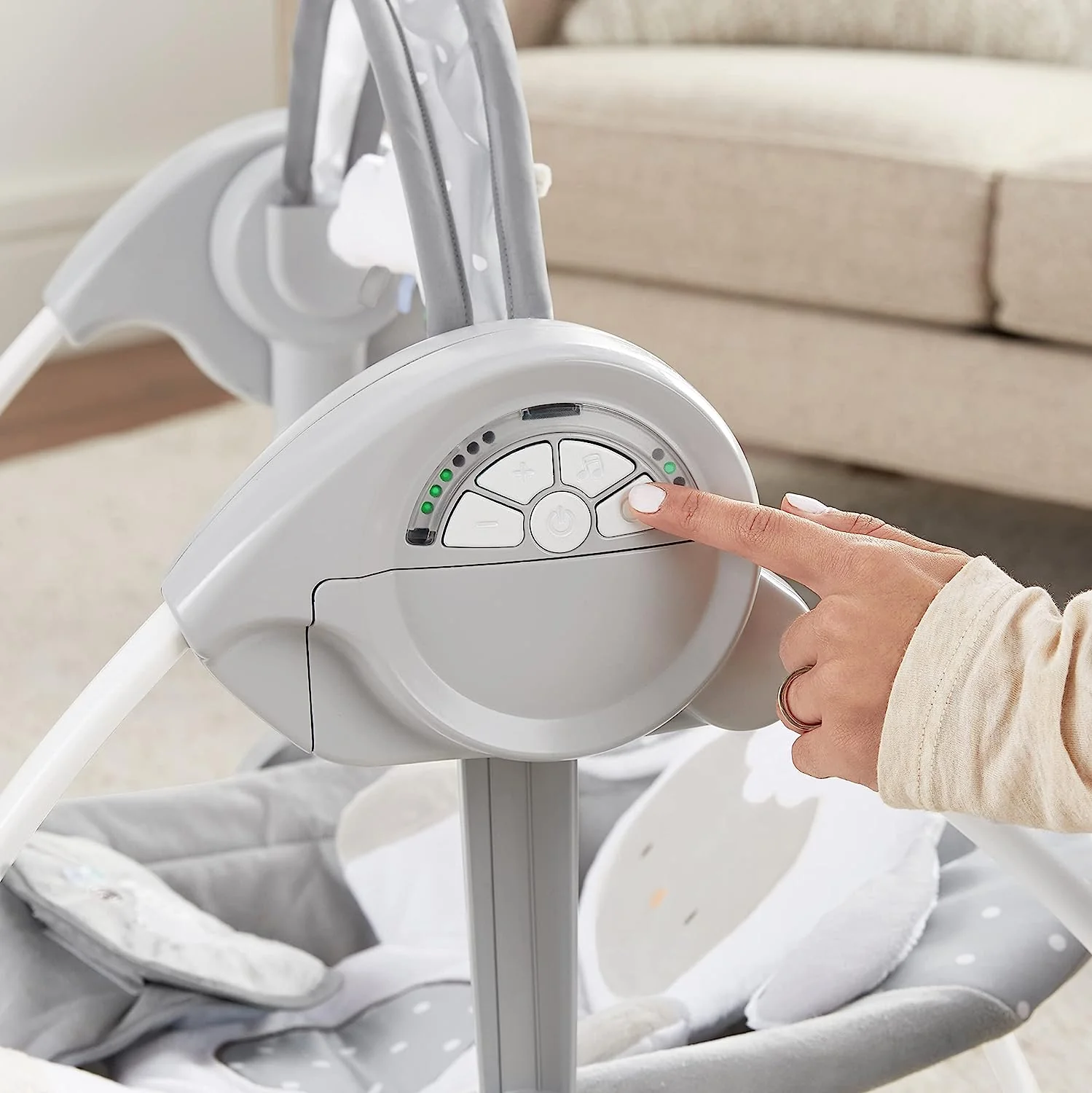 Ingenuity Soothe 'n Delight, kompakte, tragbare 6-Gang-Plüsch-Babyschaukel mit Musik, einfach zusammenklappbar, 0–9 Monate, 28–9 kg (Cozy Kingdom)