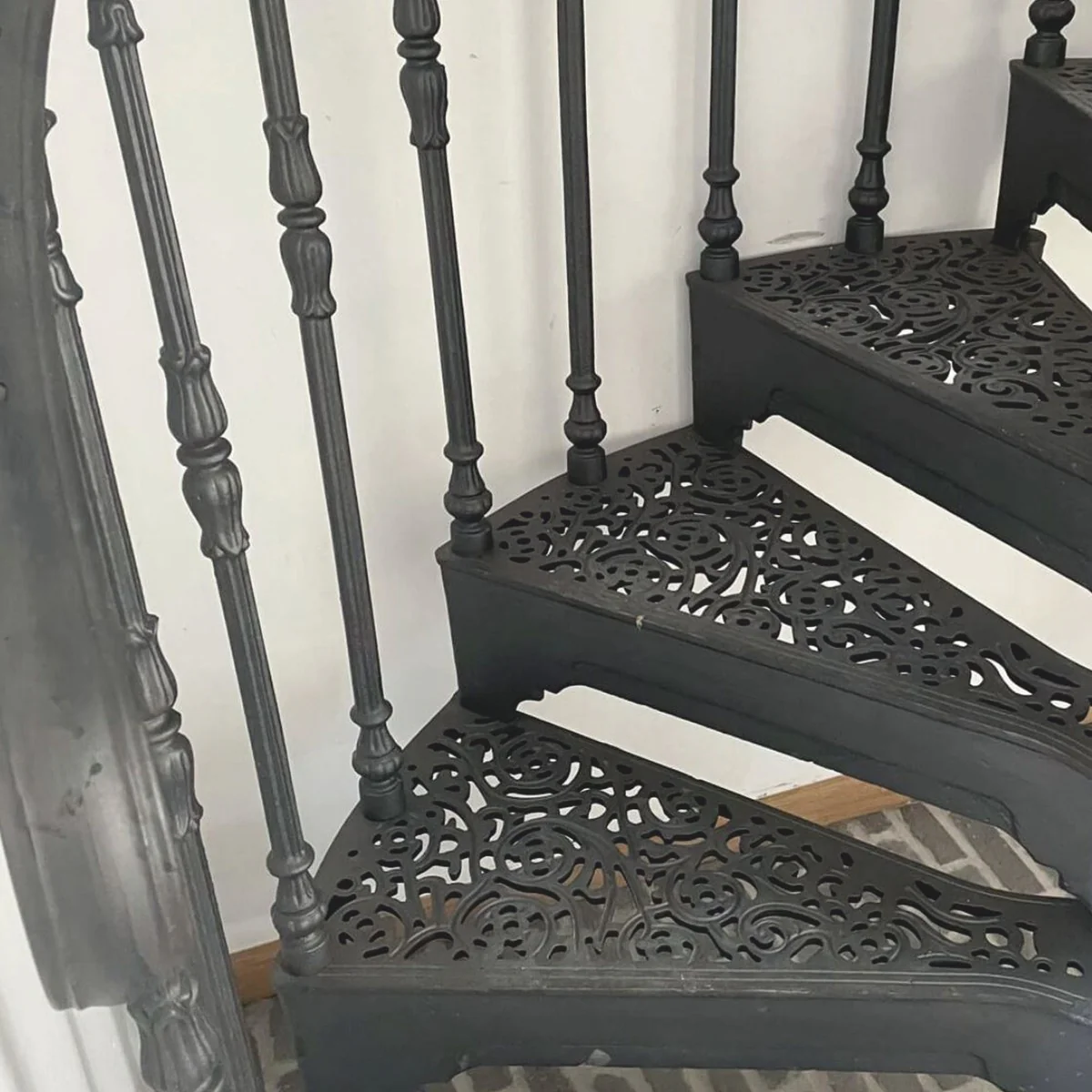 Cast iron spiral staircase with railing left side gray H. 302 cm - Rustic spiral staircase