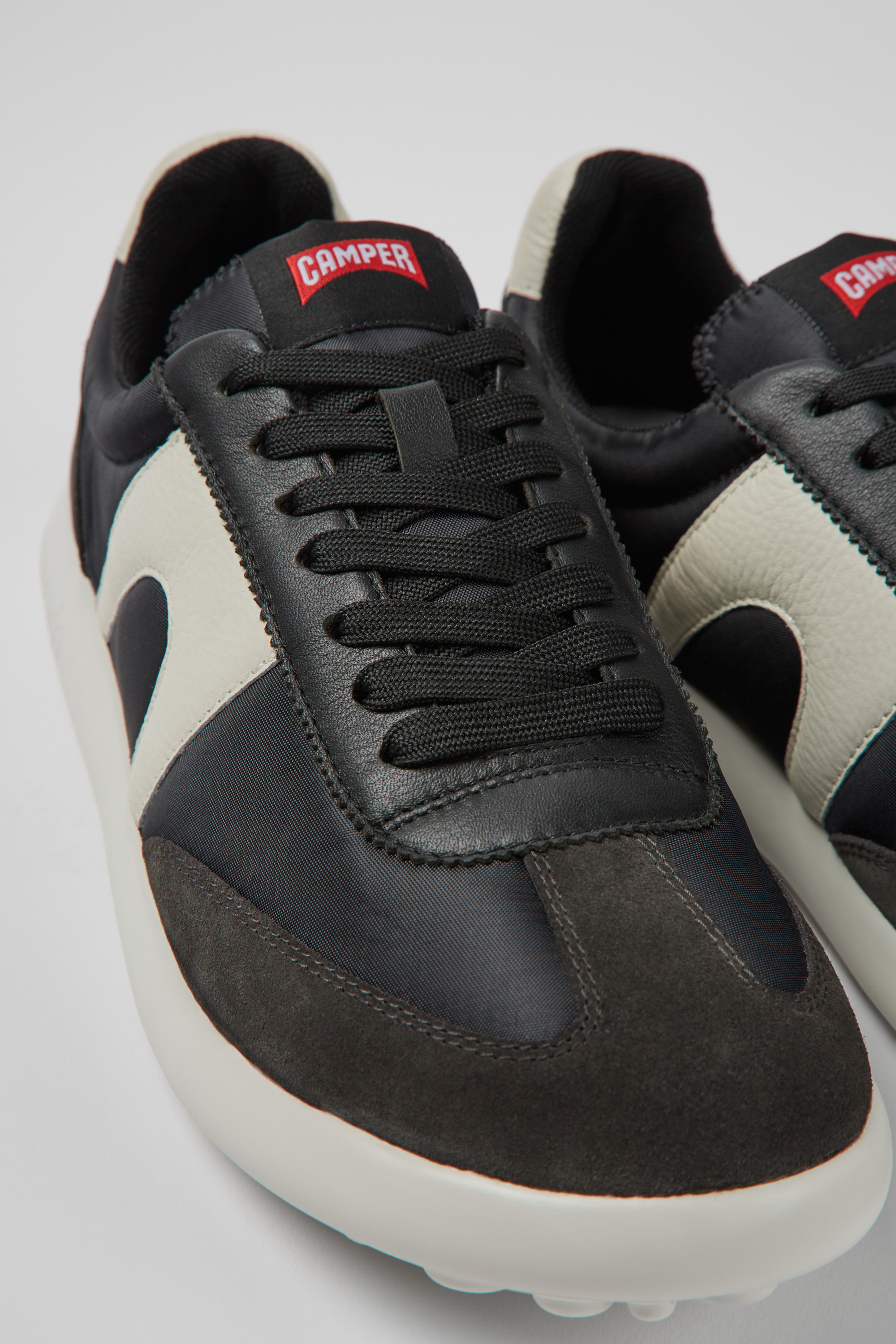 Pelotas XLite - Weiße und schwarze Textil- und Ledersneaker für Herren