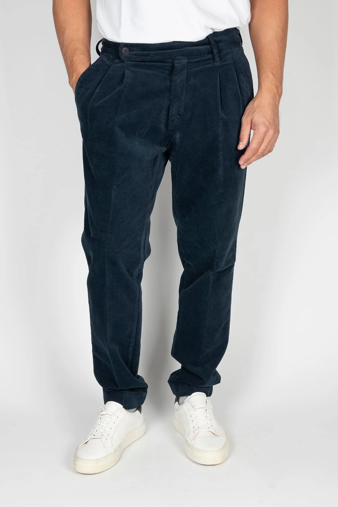 Rivera-Spanien Paul Miranda marineblaue Cord-Faltenhose
