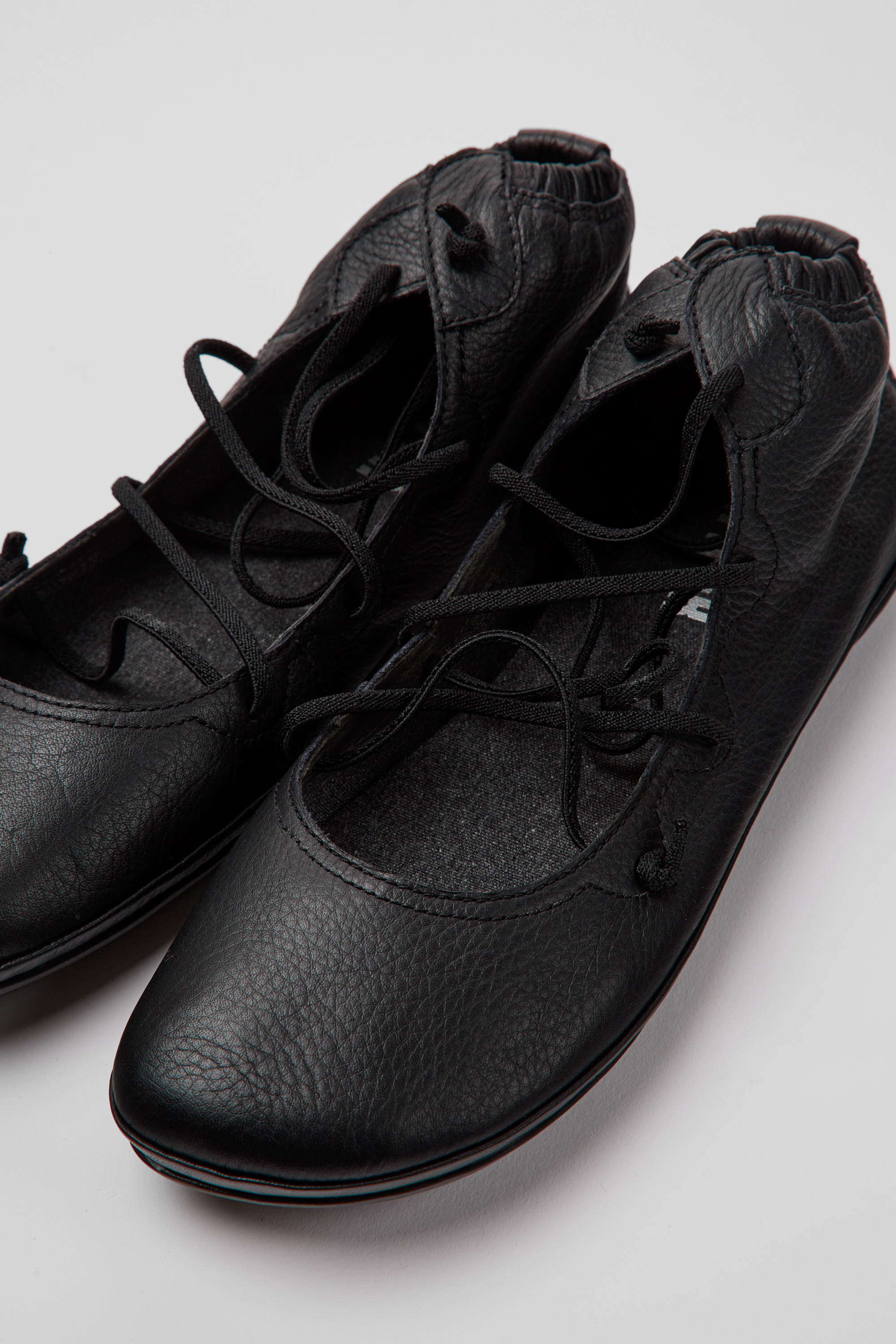 Rechts - Schwarze Knöchelstiefel für Damen