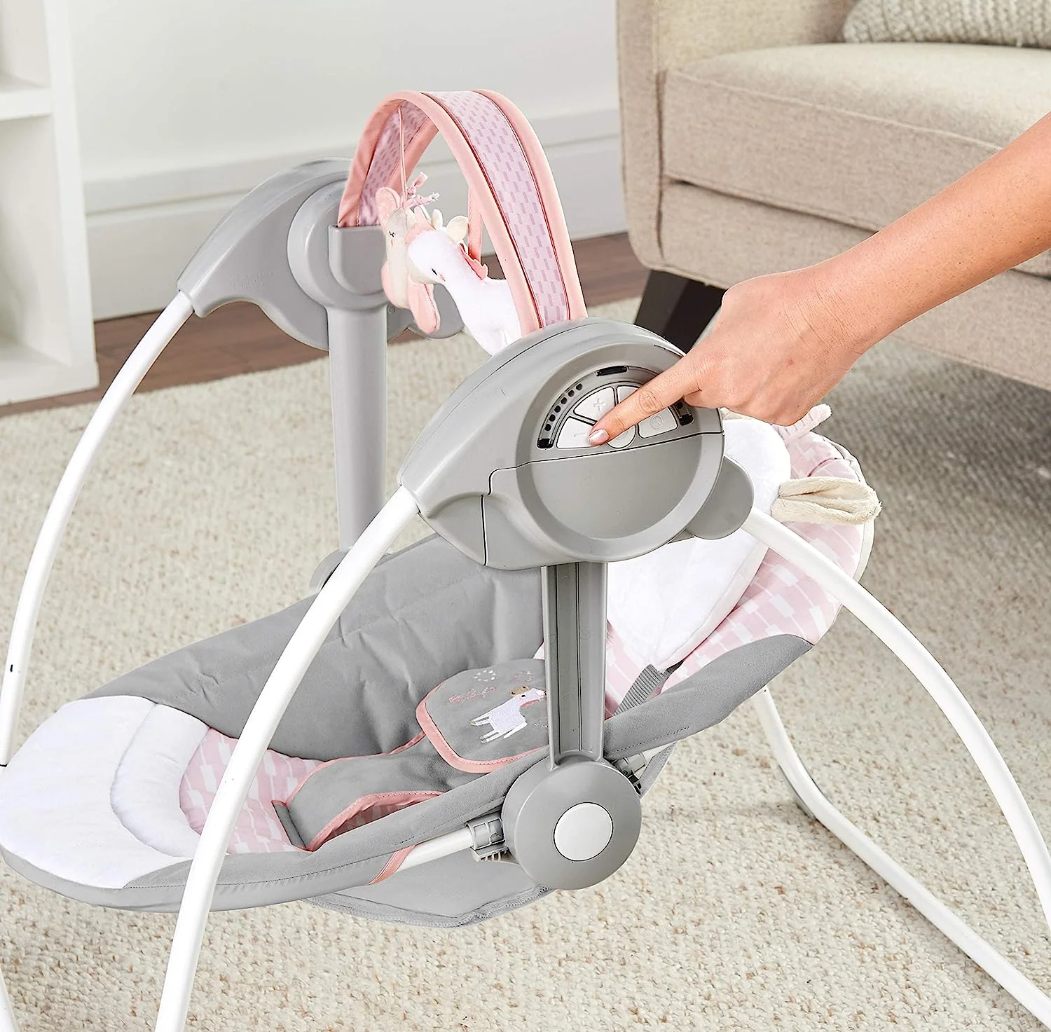 Ingenuity Soothe 'n Delight, kompakte, tragbare 6-Gang-Plüsch-Babyschaukel mit Musik, einfach zusammenklappbar, 0–9 Monate, 28–9 kg (Cozy Kingdom)