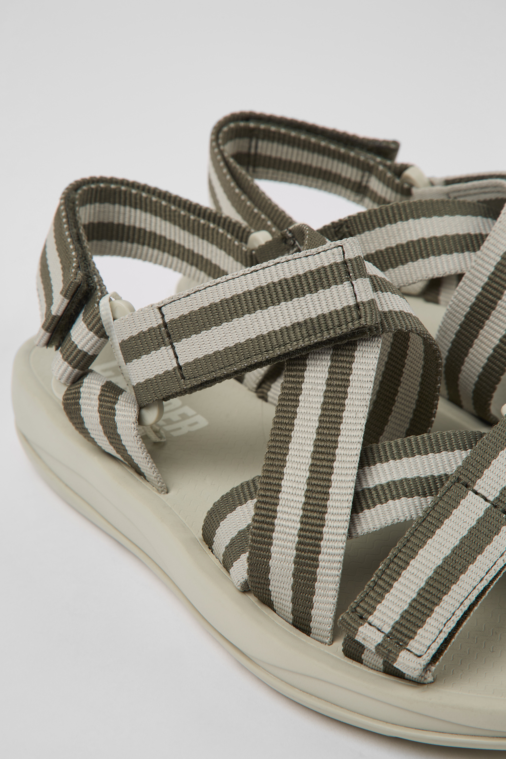 Match - Graue und grüne textile Sandalen für Damen